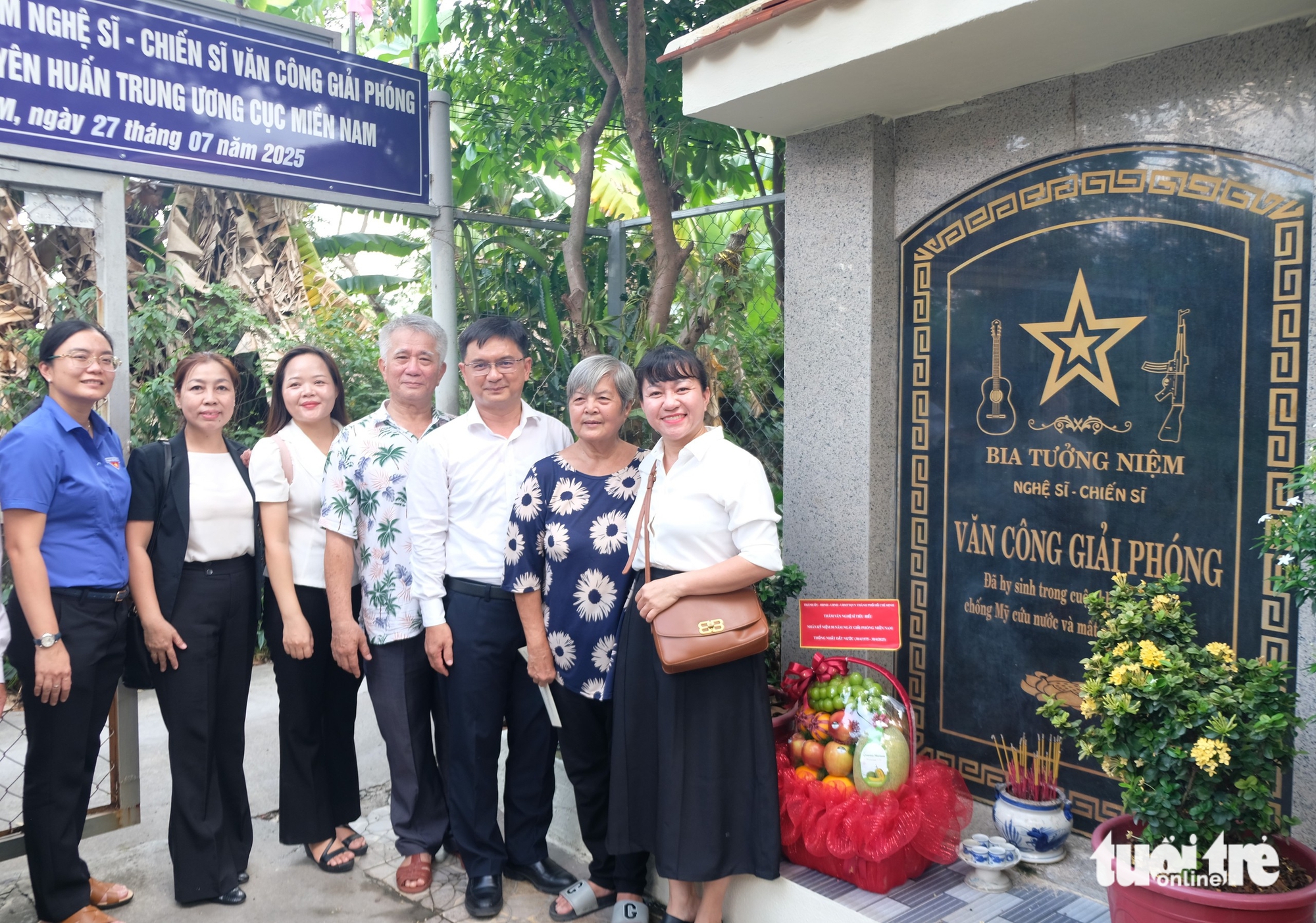 هنرمند فی ین هر ساله در ۲۷ جولای به یاد رفقایش سالگرد مرگشان را گرامی میدارد، به آنها ادای احترام میکند و آنها را ستایش و جشن میگیرد - عکس ۳. Tri ân các văn nghệ sĩ đóng góp to lớn cho văn hóa nghệ thuật của TP.HCM - Ảnh 3.