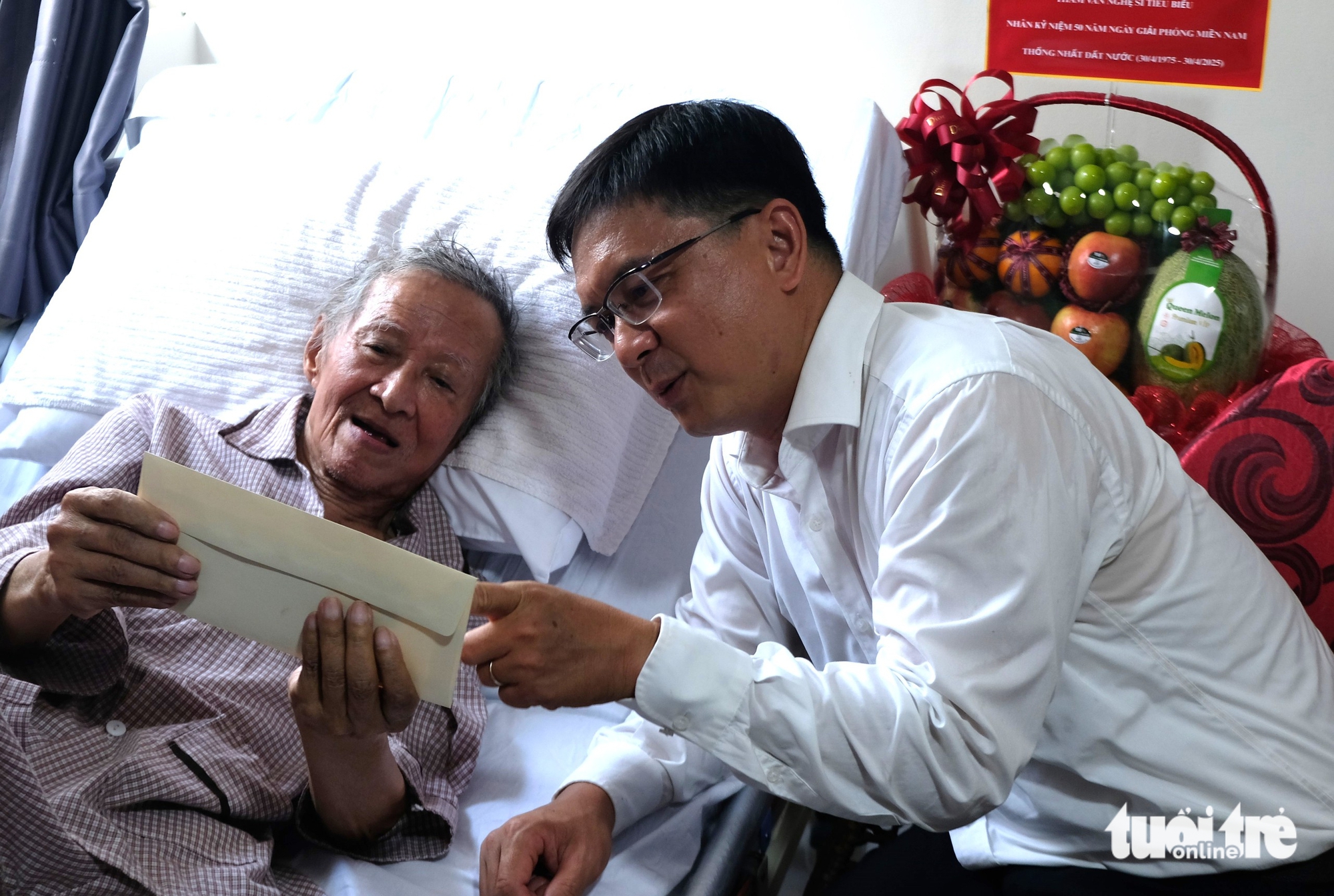 هنرمند فی ین هر ساله در ۲۷ جولای به یاد رفقایش سالگرد مرگشان را گرامی میدارد، به آنها ادای احترام میکند و آنها را ستایش و جشن میگیرد - عکس ۴. Tri ân các văn nghệ sĩ đóng góp to lớn cho văn hóa nghệ thuật của TP.HCM - Ảnh 4.