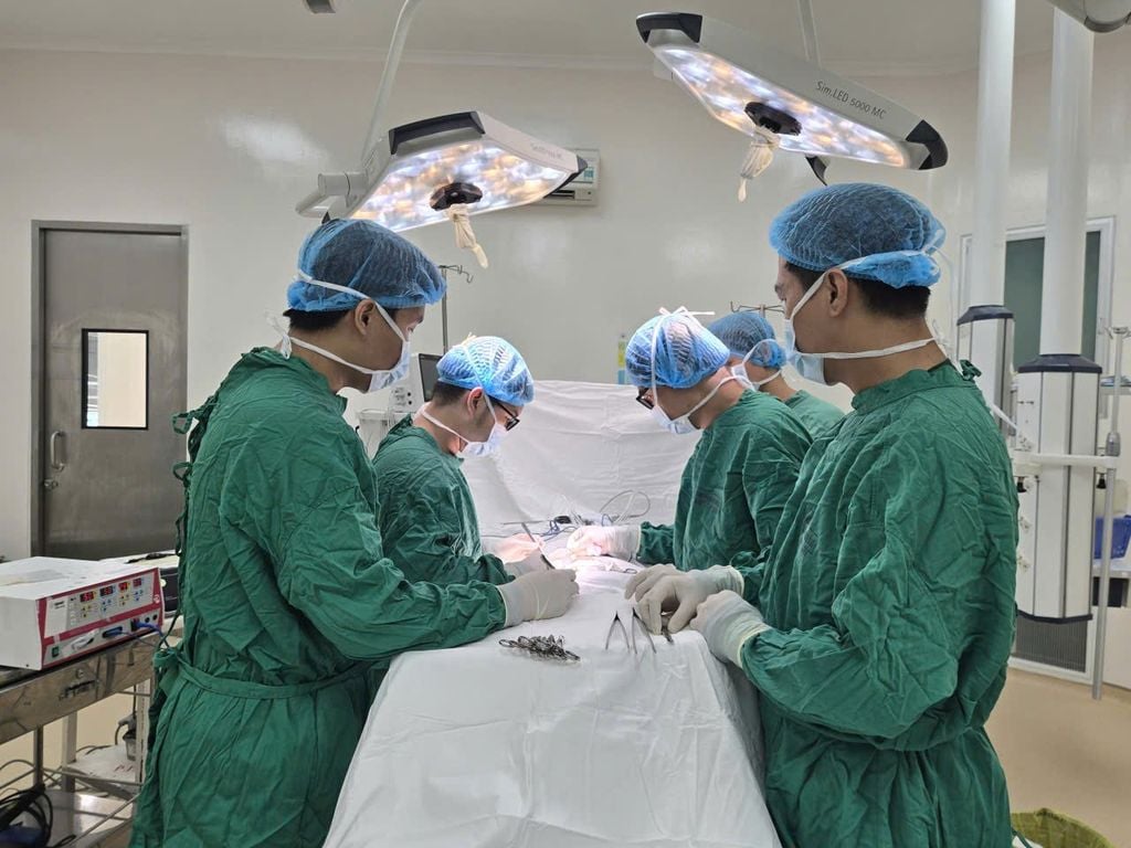 Người đàn ông bị xe tải cán bụng, nhiều tạng giập nát đang hồi phục ngoạn mục - Ảnh 1.