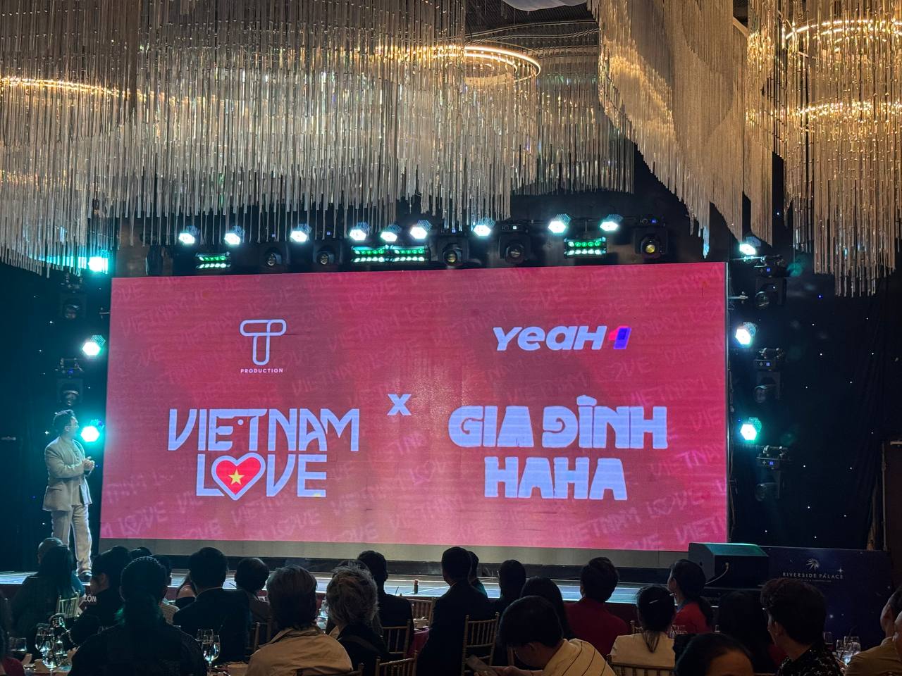 Gia đình Haha rủ nhau làm 'thành phố nở hoa'