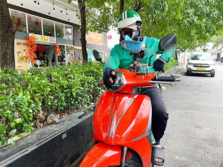 Ho Chi Minh City’s electric bike taxi riders juggle charging times and daily hustle- Ảnh 4.