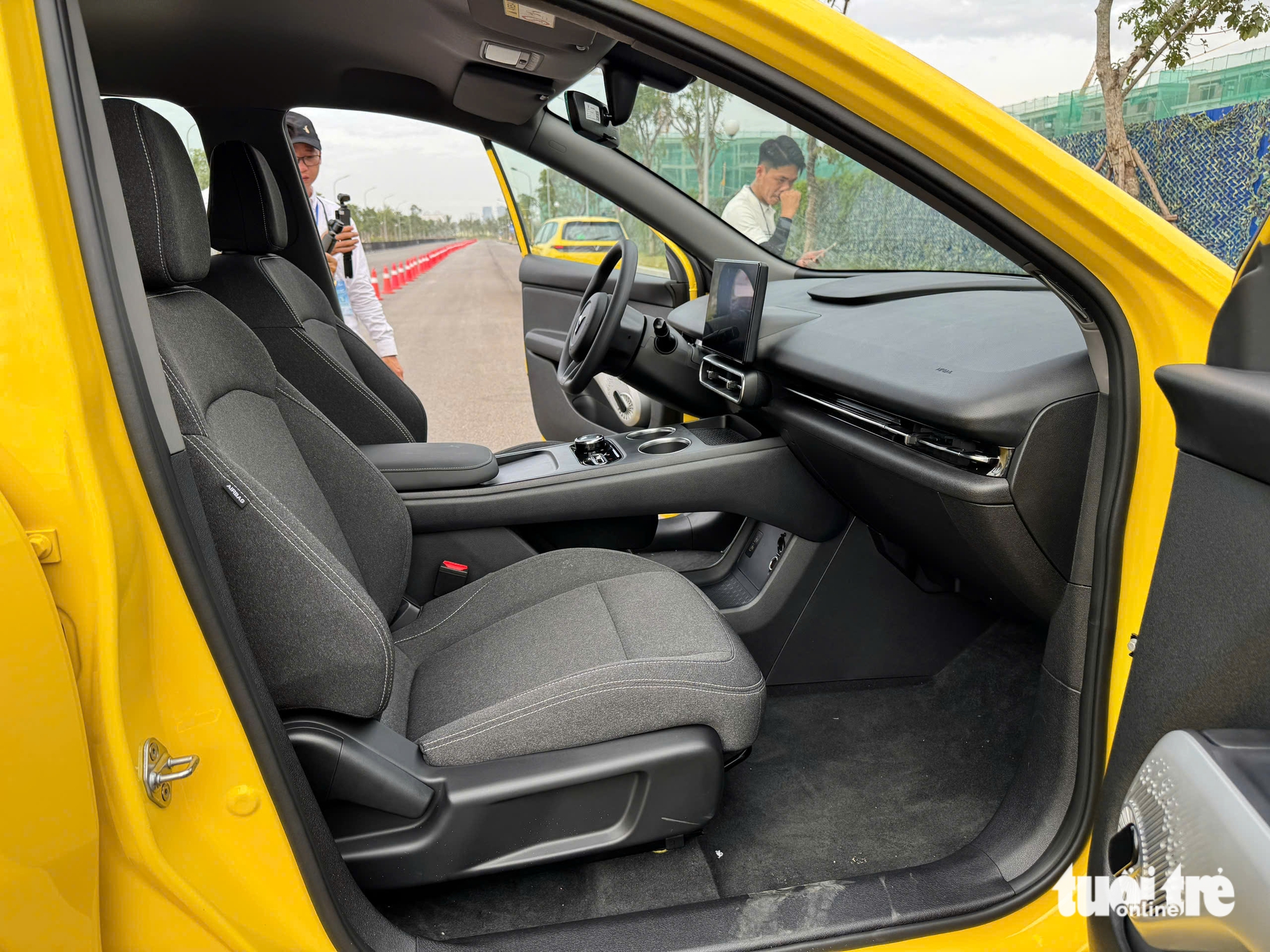 VinFast Limo Green bàn giao có gì: Giá 749 triệu, 3 hàng rộng thoáng ...