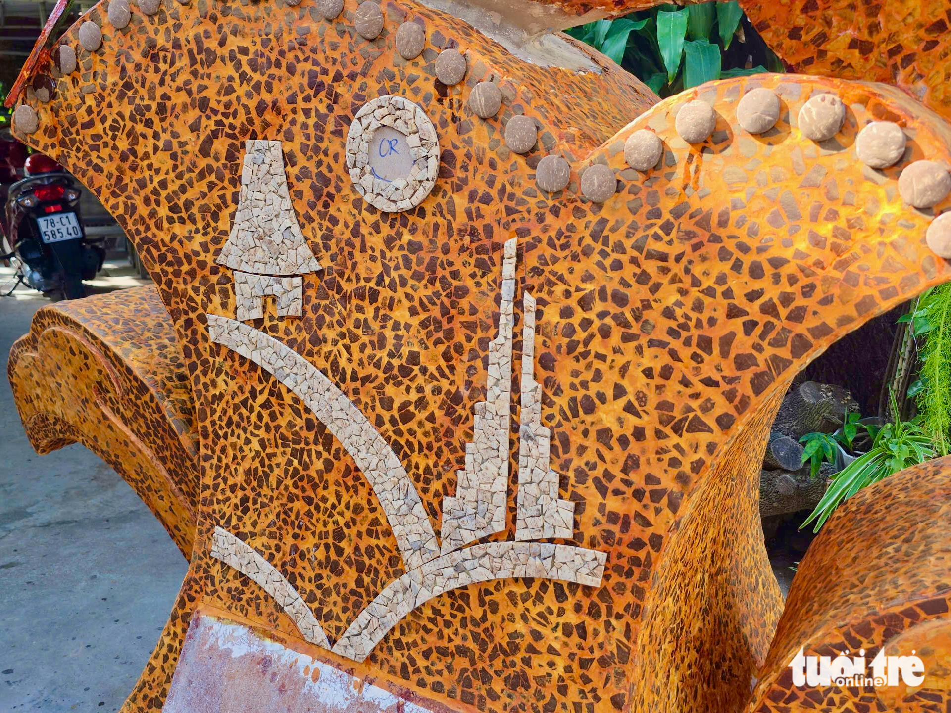 Γιγάντιος τόνος φτιαγμένος από κελύφη καρύδας - Φωτογραφία 4. Cá ngừ đại dương 'khủng' làm từ gáo dừa - Ảnh 4.