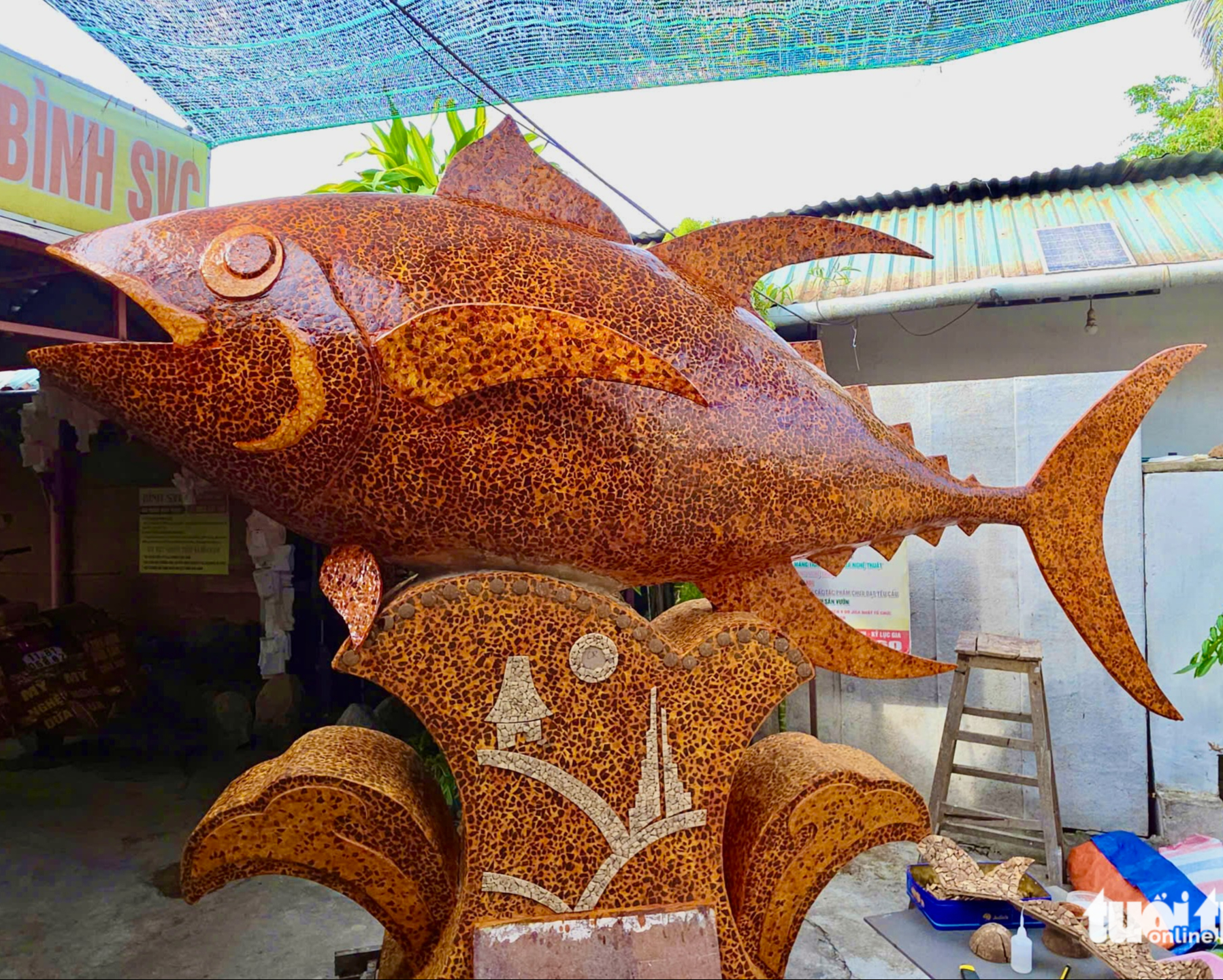 Γιγάντιος τόνος φτιαγμένος από κελύφη καρύδας - Φωτογραφία 1. Cá ngừ đại dương 'khủng' làm từ gáo dừa - Ảnh 1.