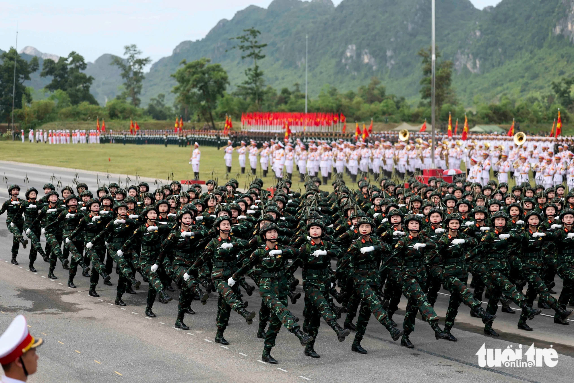 Những ‘bóng hồng thép’ rèn quân chuẩn bị diễu binh giữa tiết trời nóng đến 40 độ - Ảnh 14.
