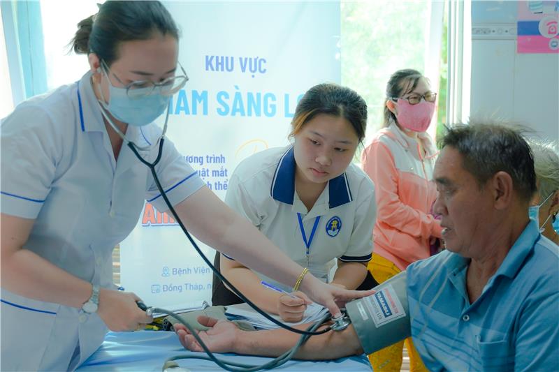 Sinh viên Văn Hiến góp sức trong ‘Ánh sáng Sen Hồng’ - Ảnh 1.