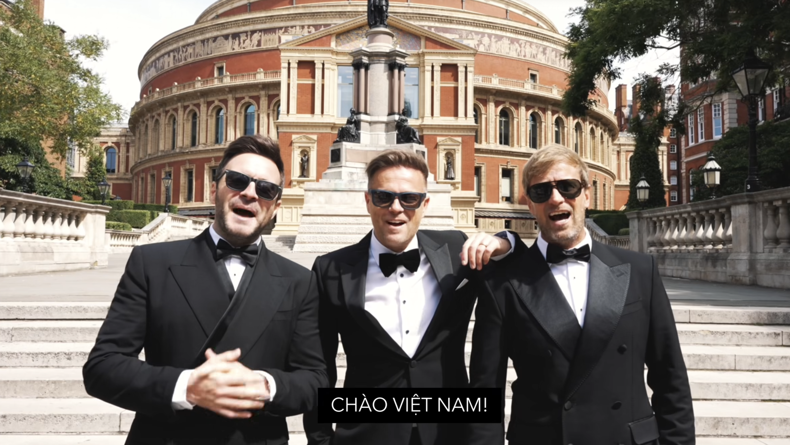 Westlife បានអញ្ជើញអ្នកគាំទ្រវៀតណាមទៅកាន់ទីក្រុងឡុងដ៍ អ្នកគាំទ្របានឆ្លើយតបថា 'សូមត្រលប់មកវៀតណាមវិញ' - រូបថត 1 ។ Westlife - Ảnh 1.