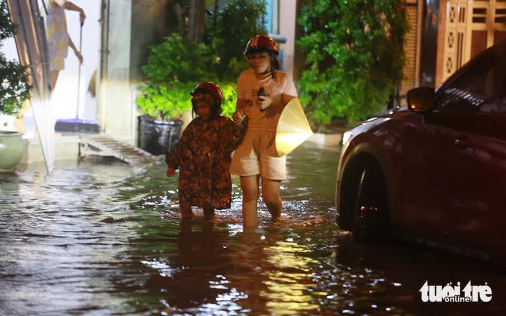 Intense rainfall floods southern Vietnamese province after scorching days- Ảnh 3.