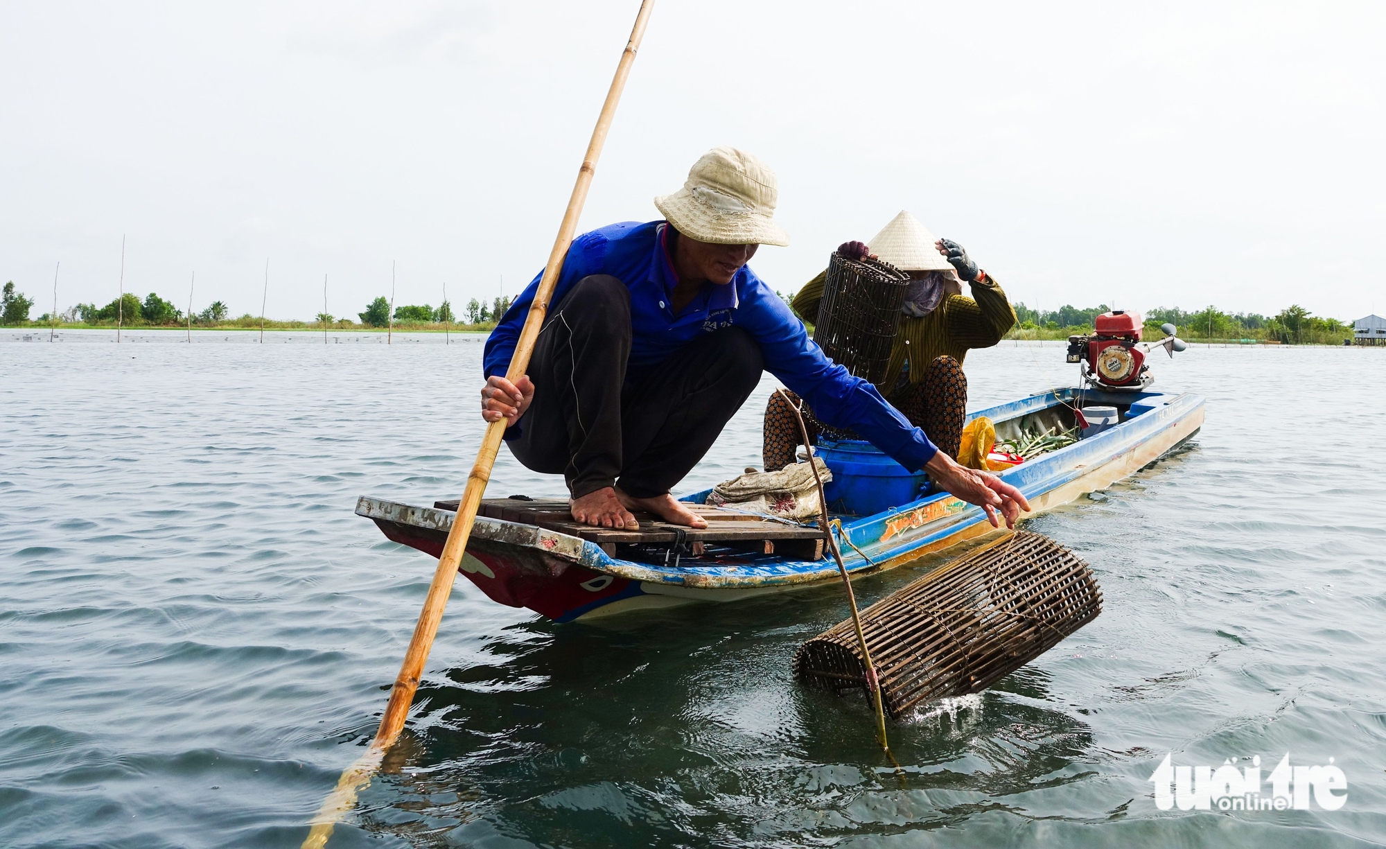 Dân đầu nguồn An Giang ‘săn’ cá linh, cá chốt, cua đồng, bông súng ma mùa nước nổi - Ảnh 6.