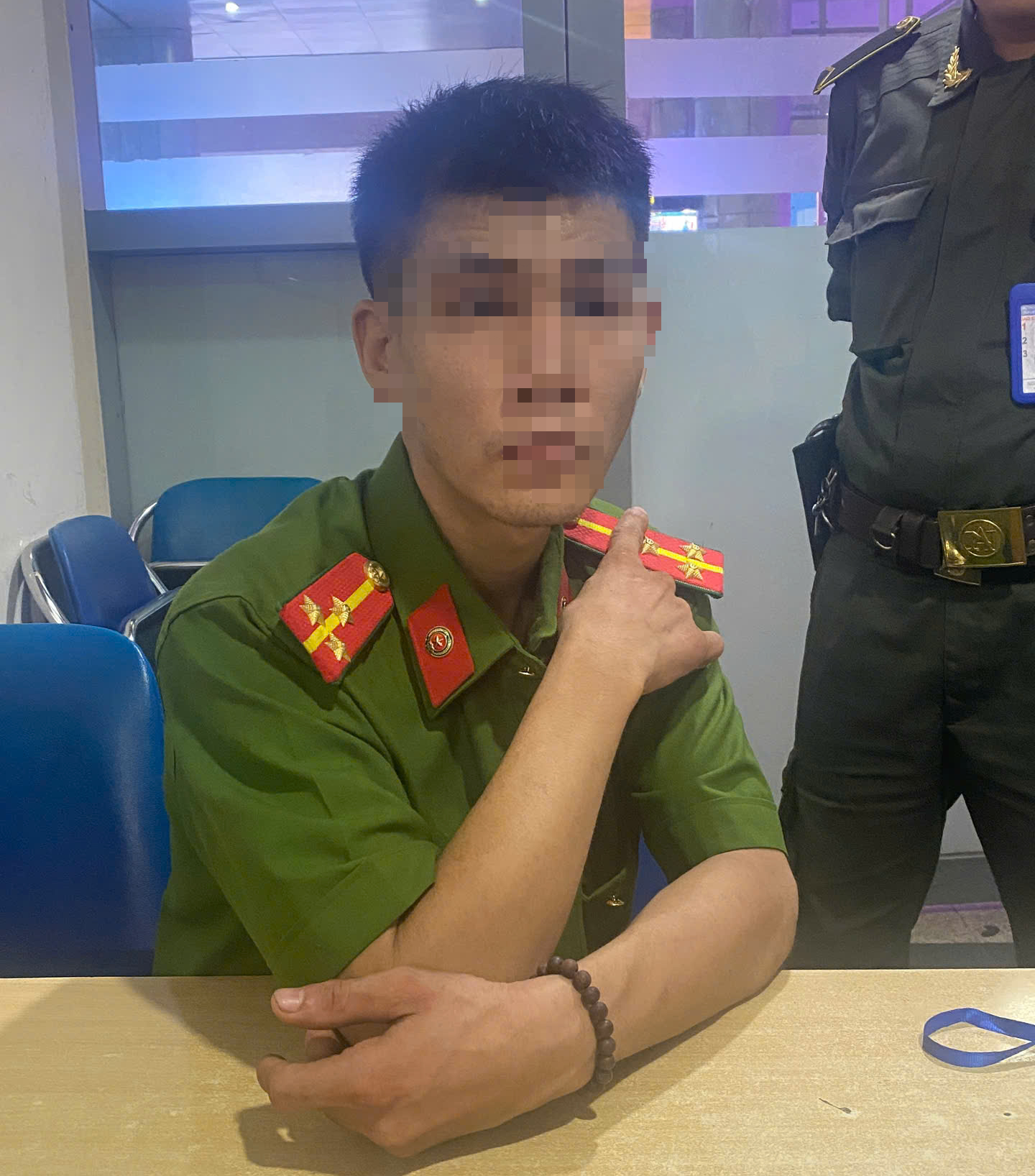 Bị tạm giữ vì giả danh công an, mặc quân phục vào sân bay Đà Nẵng  - Ảnh 1.
