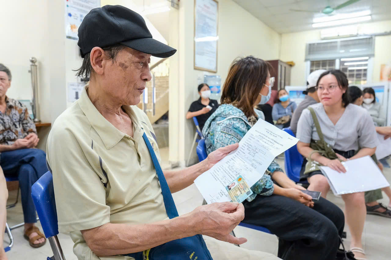 Bảo hiểm xã hội sẽ tạm dừng trả lương hưu, trợ cấp khi không xác minh được thông tin người thụ hưởng - Ảnh 1.