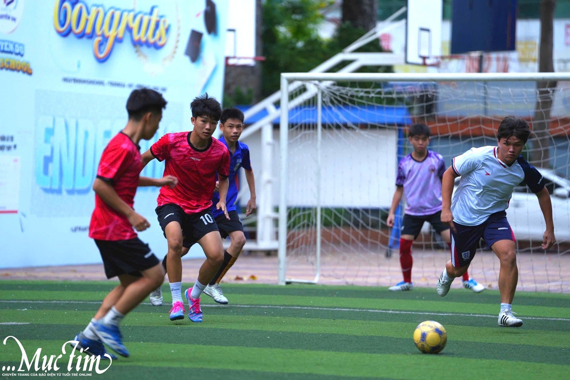 Kịch tính hội thao hè tại Trường THPT Nguyễn Du- Ảnh 1.