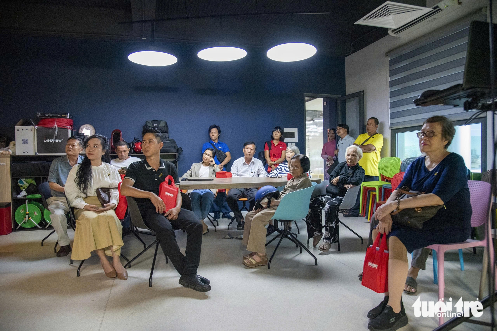 50 bạn đọc lần đầu tham quan tòa soạn báo Tuổi Trẻ - Ảnh 7.