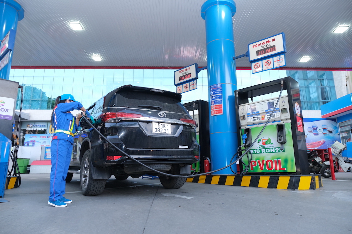 Xăng RON95 vượt mốc 20.000 đồng/lít, xăng sinh học E10 rẻ hơn gần 400 đồng/lít - Ảnh 1.