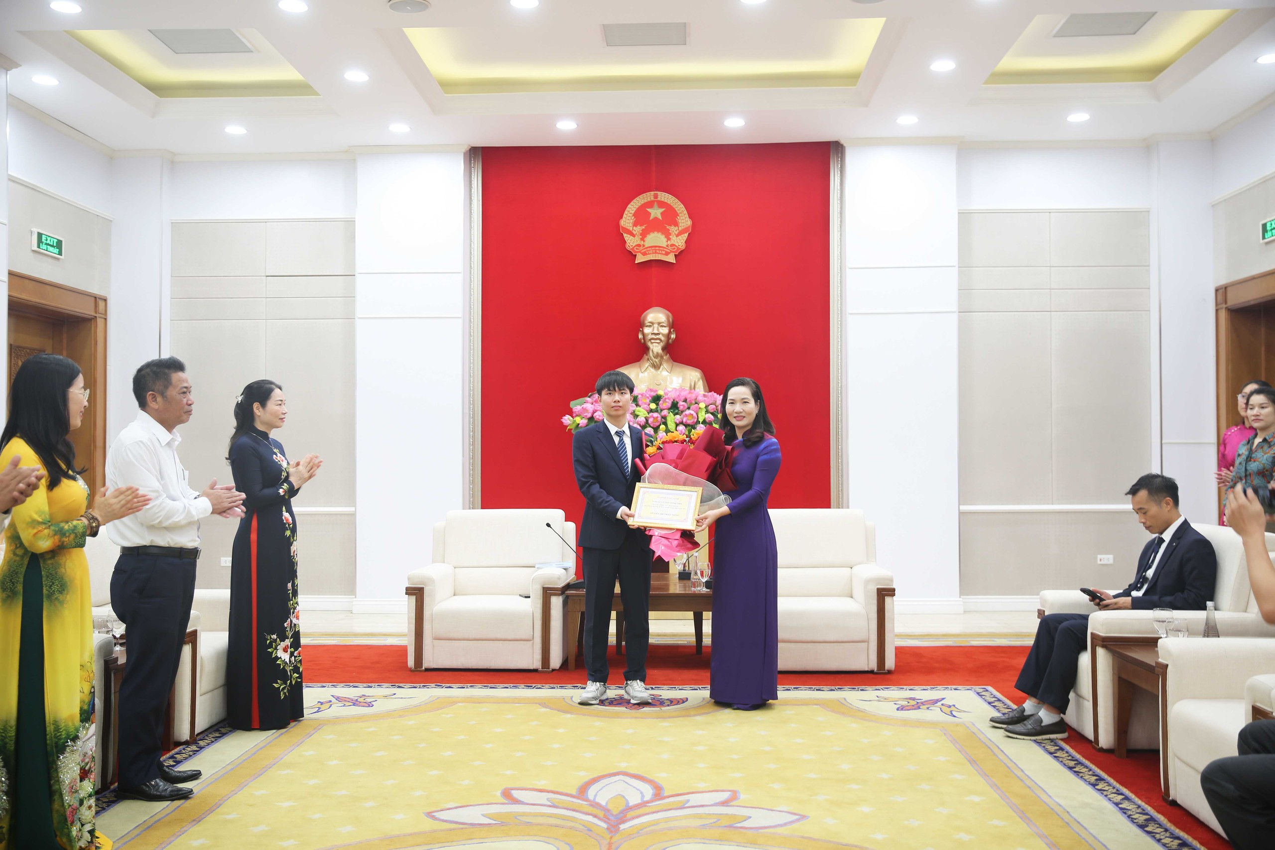 Học sinh đoạt huy chương đồng kỳ thi Olympic tin học quốc tế nhận thưởng 400 triệu đồng - Ảnh 1.