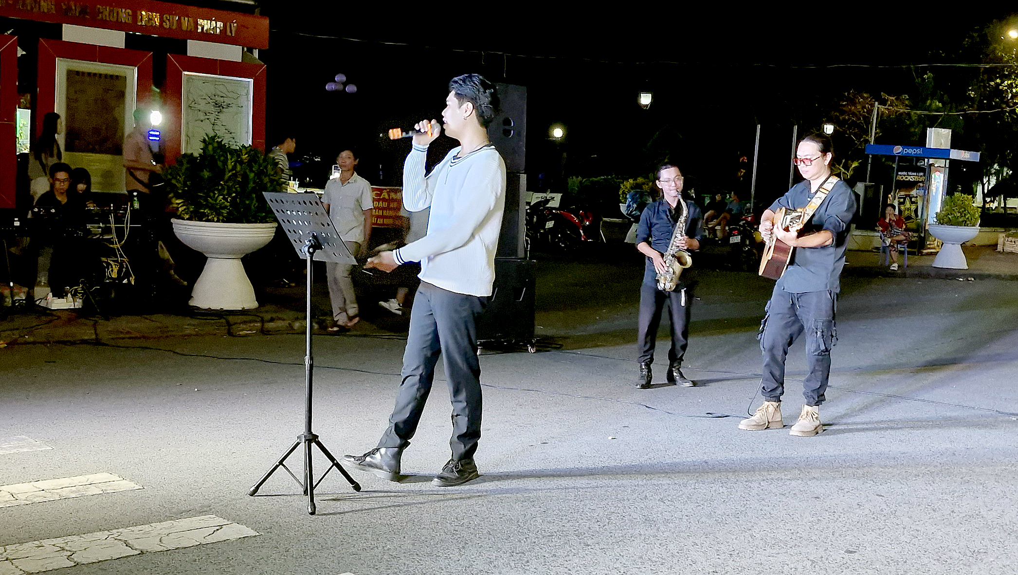 Phố đi bộ Ninh Kiều dừng hoạt động - Ảnh 1.