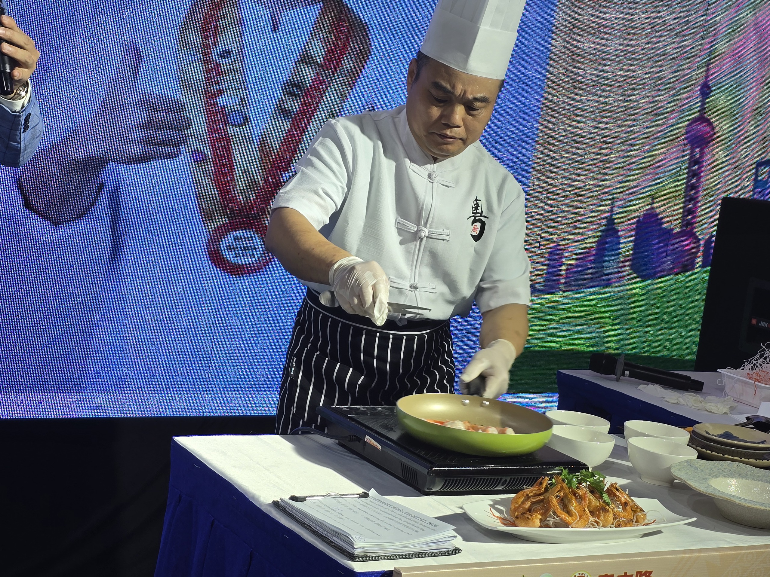 Vietnami és kínai szakácsok olyan ételeket tanítanak, mint a Ca Mau rák borsmártással és a virágokkal töltött garnélarák - 3. kép. Cua Cà Mau xốt tiêu lốp, tôm sú nhồi bách hoa kiểu Việt và kiểu Hoa - Ảnh 3.