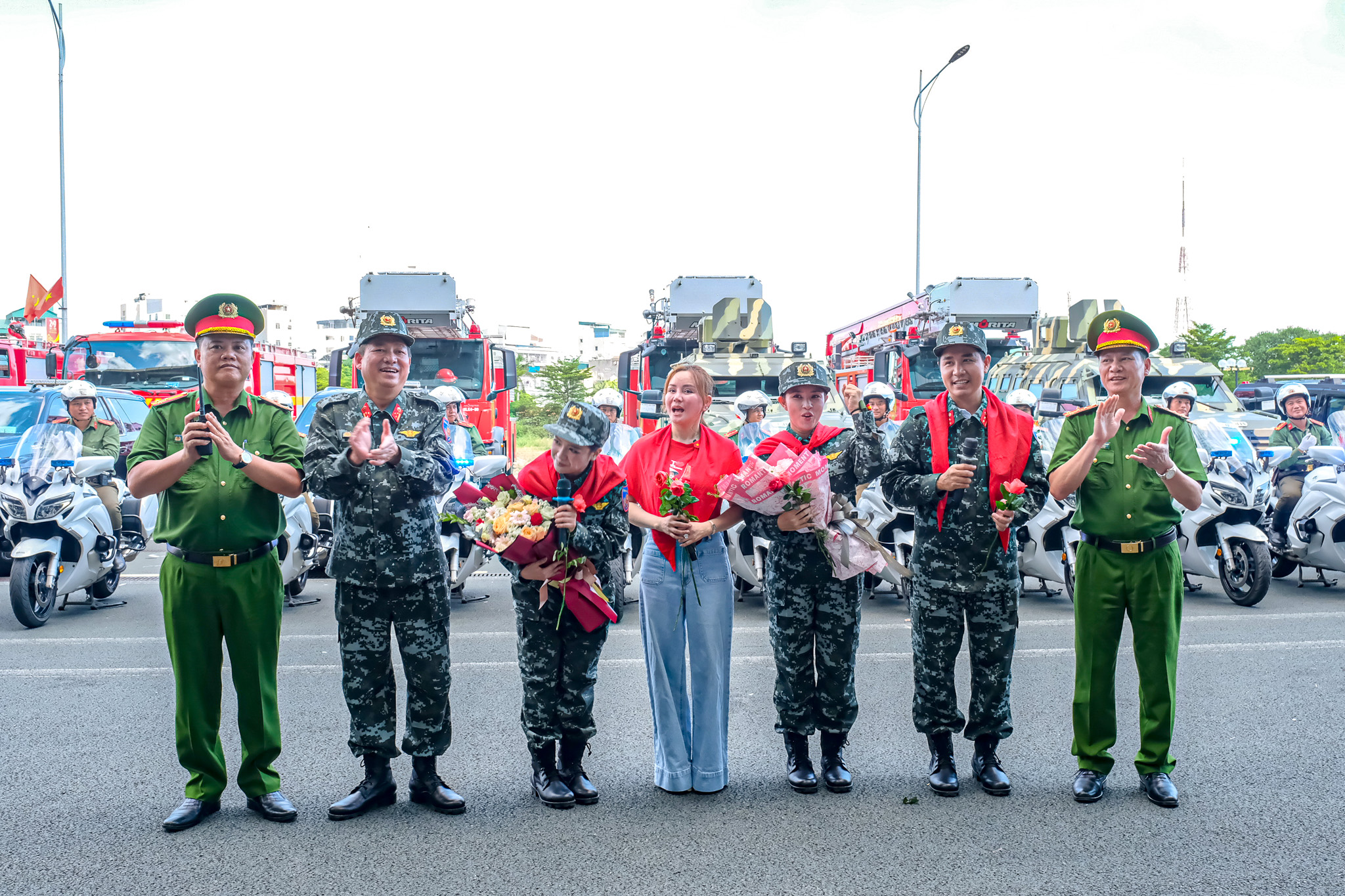 Ca sĩ 'tiếp lửa' cho lực lượng đặc chủng Bộ Công an hợp luyện diễu binh, diễu hành Quốc khánh 2-9 - Ảnh 6.