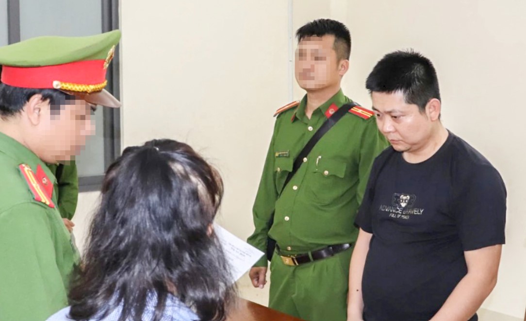 Bắt 3 người Trung Quốc bán sừng tê giác, ngà voi trái phép tại Nha Trang - Ảnh 1.