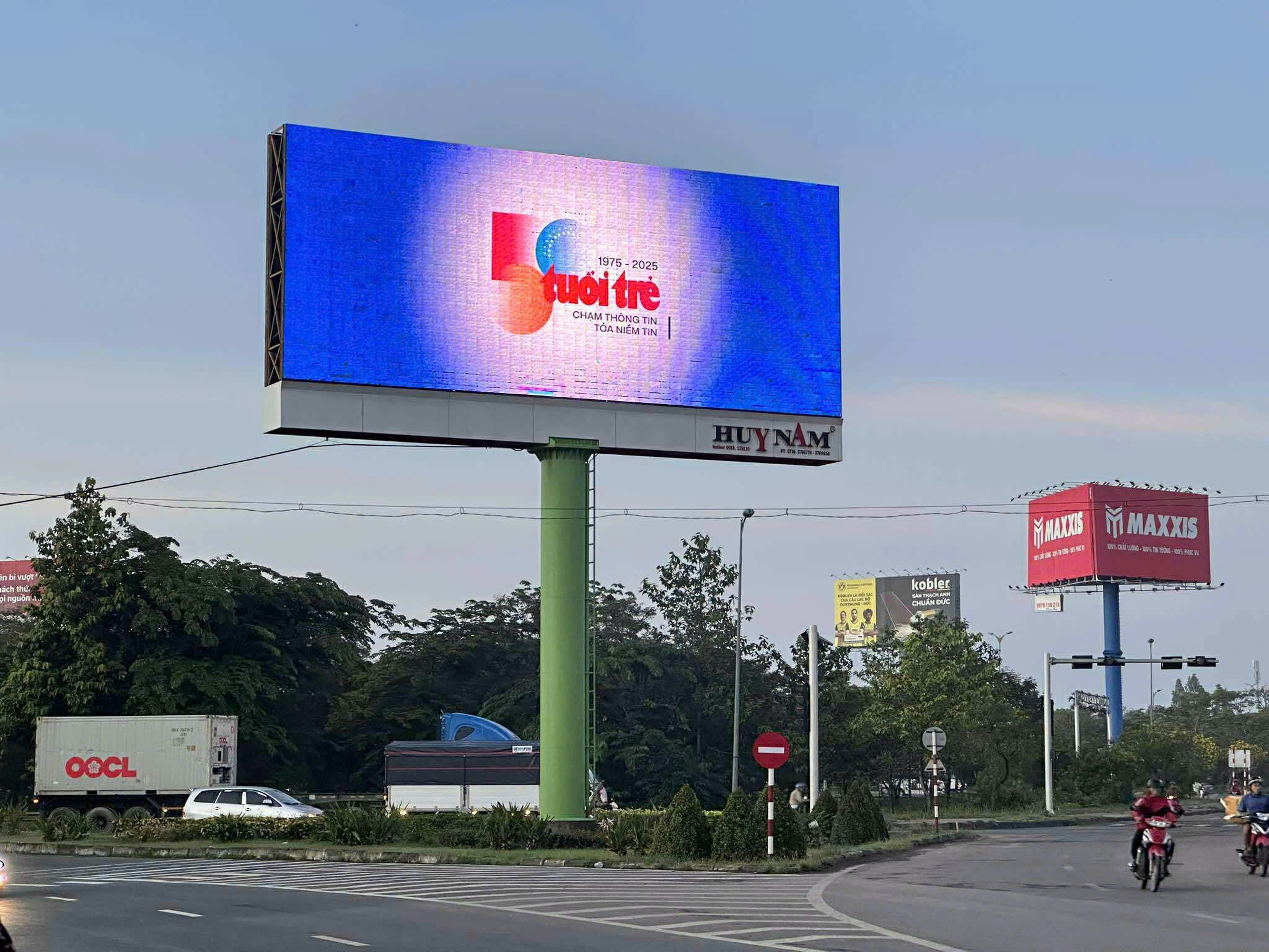 Logo kỷ niệm 50 năm thành lập báo Tuổi Trẻ xuất hiện khắp các tuyến đường lớn miền Tây - Ảnh 4.