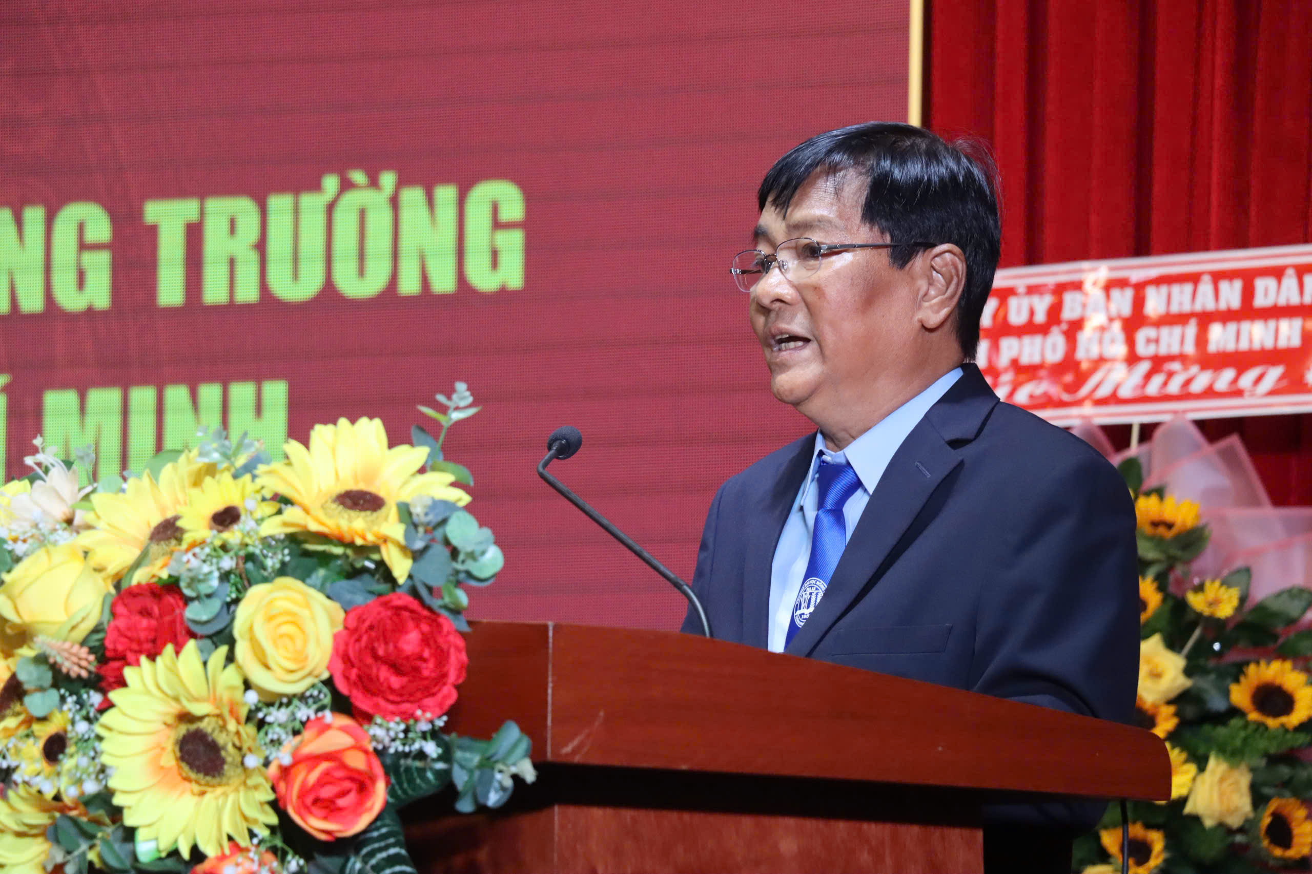 ডঃ বুই নগক হাং হো চি মিন সিটি কৃষি ও বনবিদ্যা বিশ্ববিদ্যালয়ের বোর্ডের চেয়ারম্যান হিসেবে দায়িত্ব পালন করে চলেছেন - ছবি ২। Tiến sĩ Bùi Ngọc Hùng tiếp tục làm chủ tịch hội đồng trường Trường đại học Nông Lâm TP.HCM - Ảnh 2.