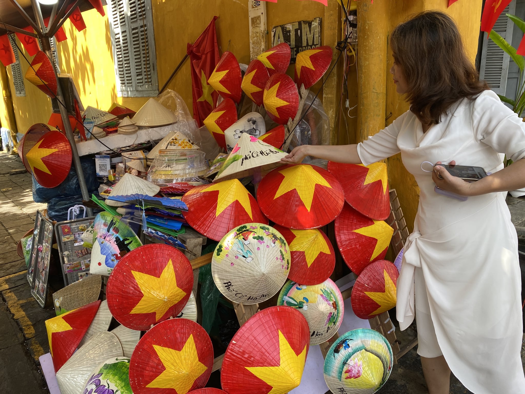 Hoi An ancient town unusually deserted during National Day holiday - Ảnh 4.