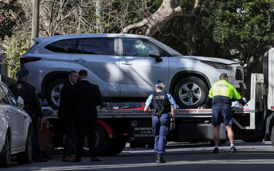 Car falls sideways in central Japan, killing 5 aboard - Ảnh 1.