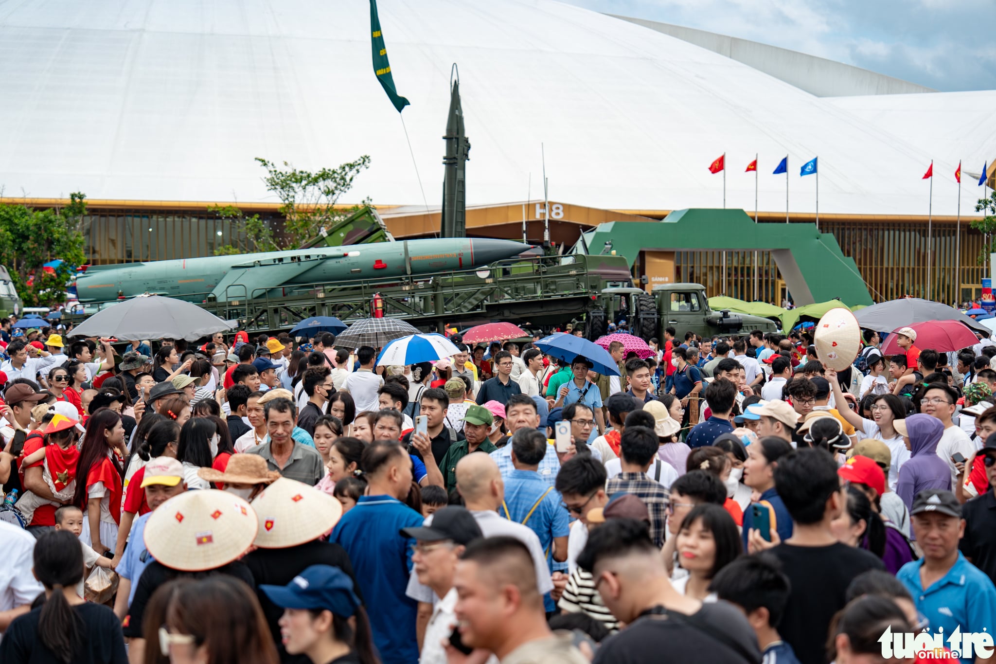 Massive crowds at Hanoi exhibition highlighting 80 years of Vietnam’s achievements - Ảnh 3. Massive crowds at Hanoi exhibition highlighting 80 years of Vietnam’s achievements - Ảnh 3.