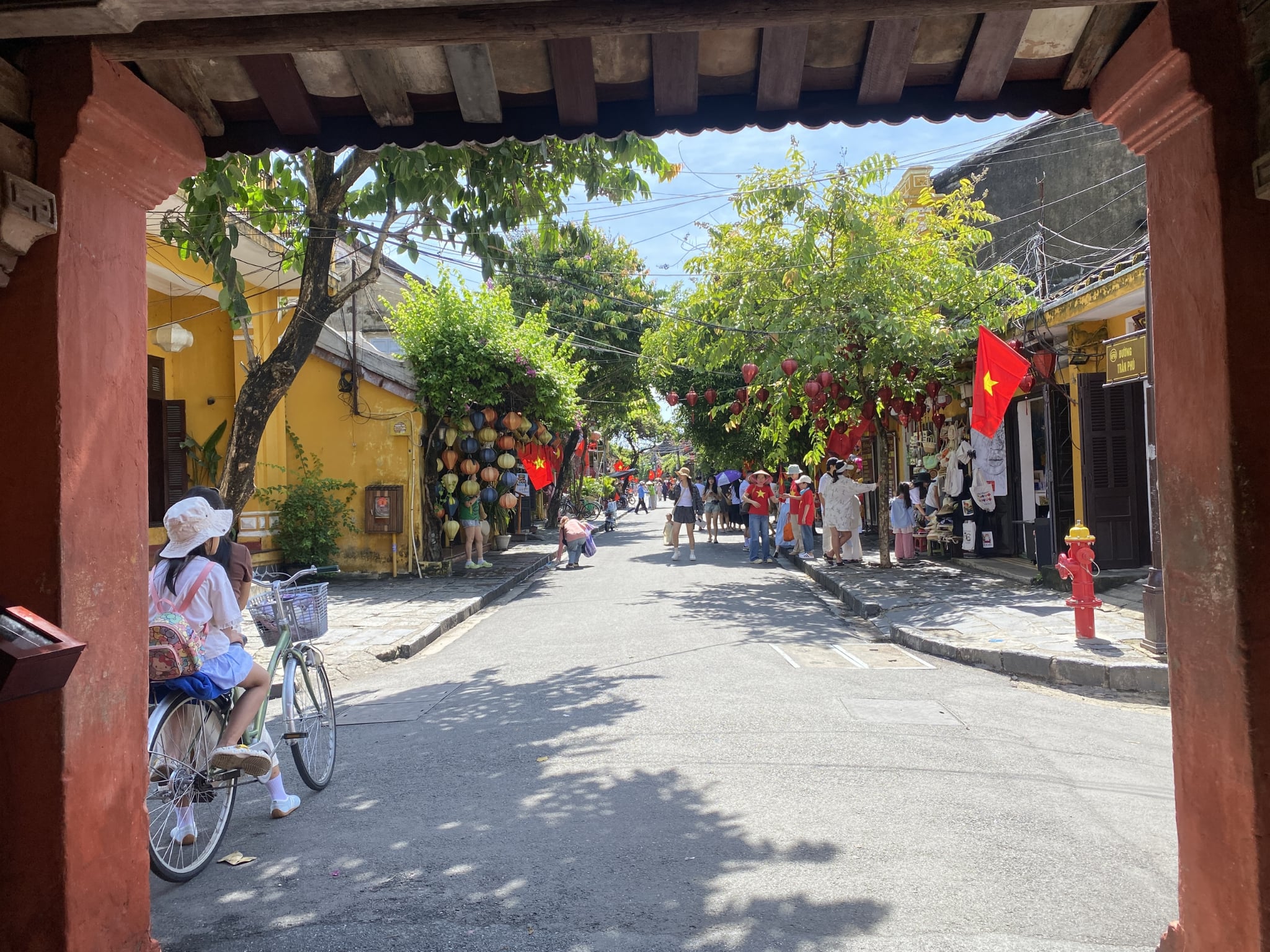 Hoi An ancient town unusually deserted during National Day holiday - Ảnh 1.
