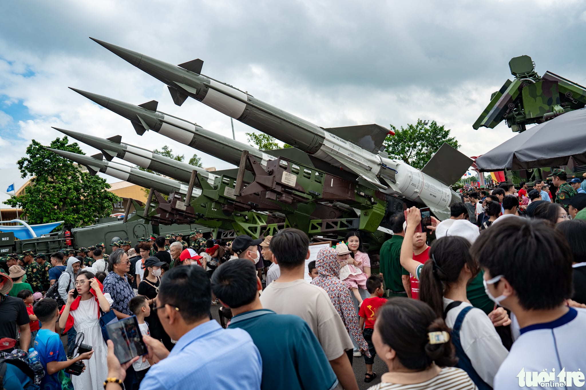 Massive crowds at Hanoi exhibition highlighting 80 years of Vietnam’s achievements - Ảnh 1. Massive crowds at Hanoi exhibition highlighting 80 years of Vietnam’s achievements - Ảnh 1.