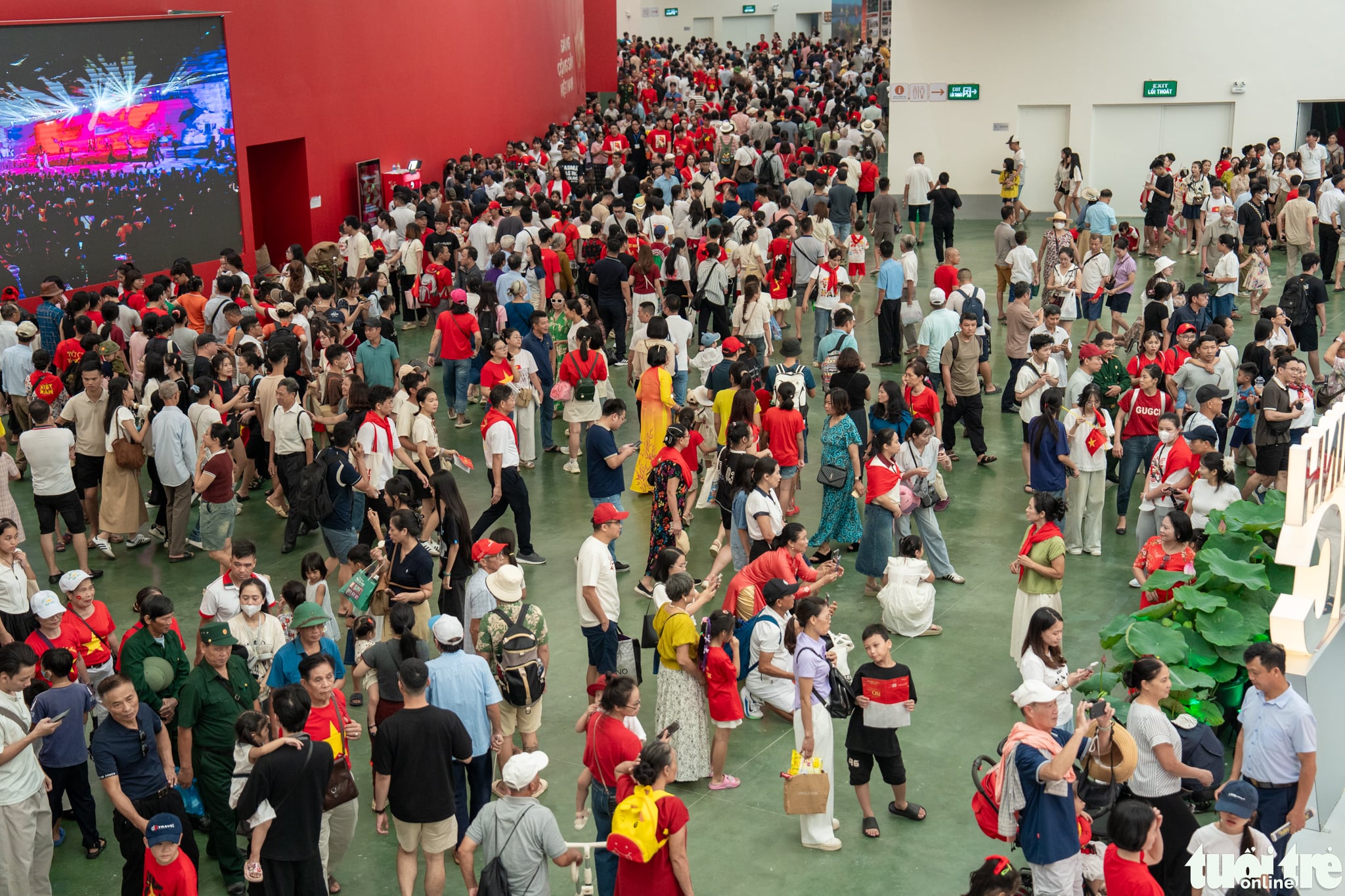 Massive crowds at Hanoi exhibition highlighting 80 years of Vietnam’s achievements - Ảnh 6. Massive crowds at Hanoi exhibition highlighting 80 years of Vietnam’s achievements - Ảnh 5.