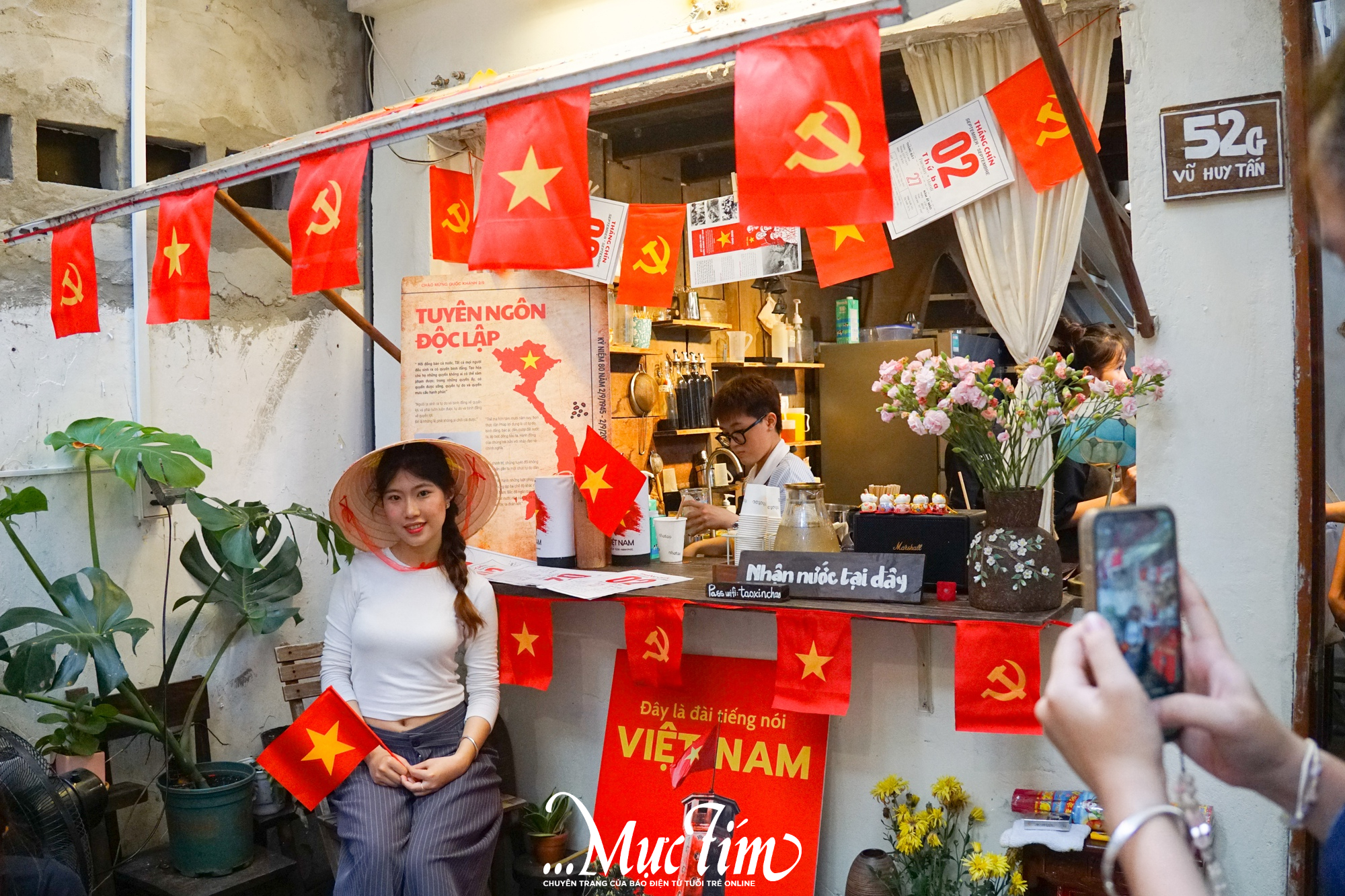 Giới trẻ nô nức đến quán cà phê check-in cùng cờ đỏ sao vàng mừng lễ 2-9 - Ảnh 1.