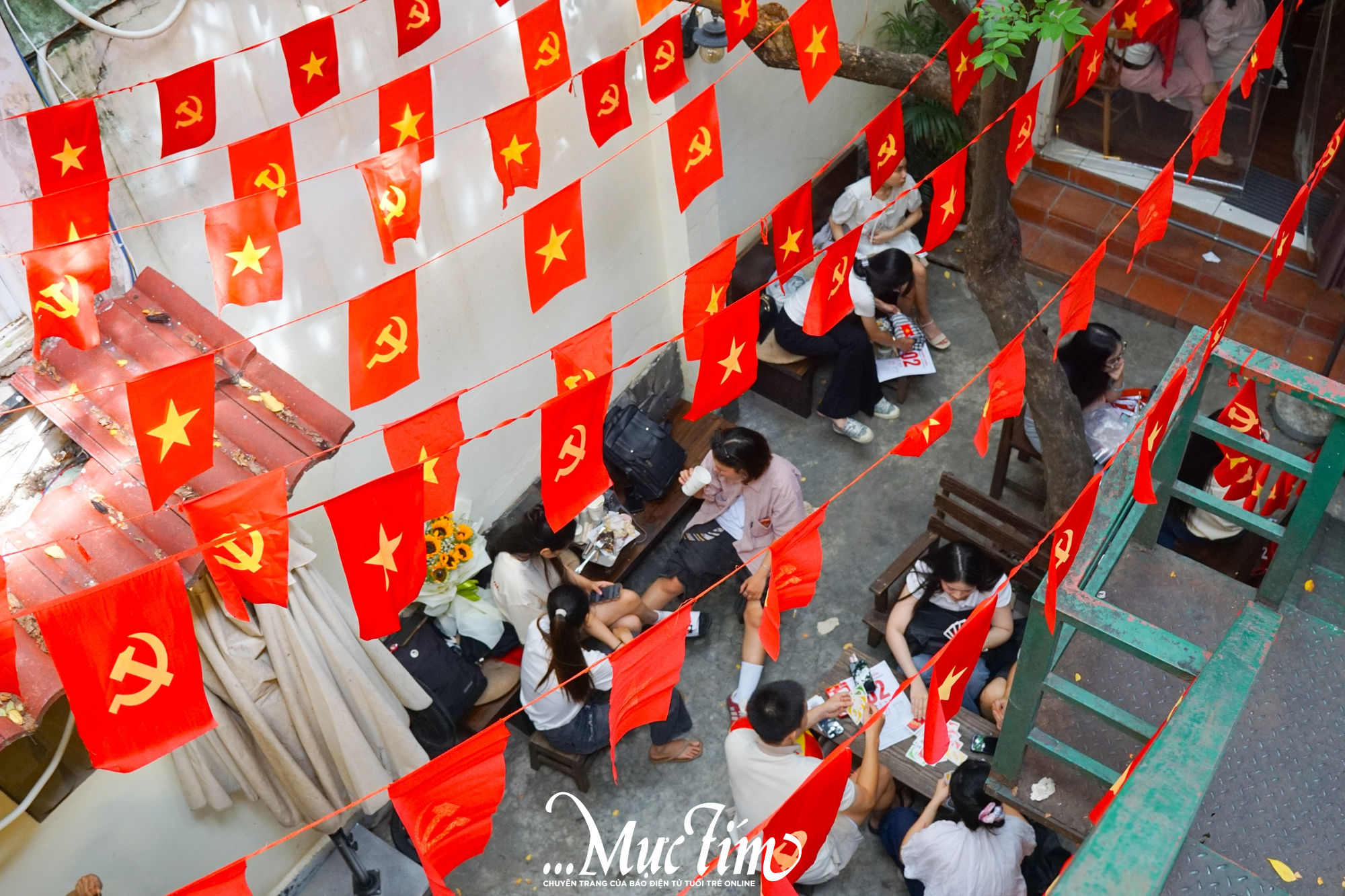 Giới trẻ nô nức đến quán cà phê check-in cùng cờ đỏ sao vàng mừng lễ 2-9 - Ảnh 2.