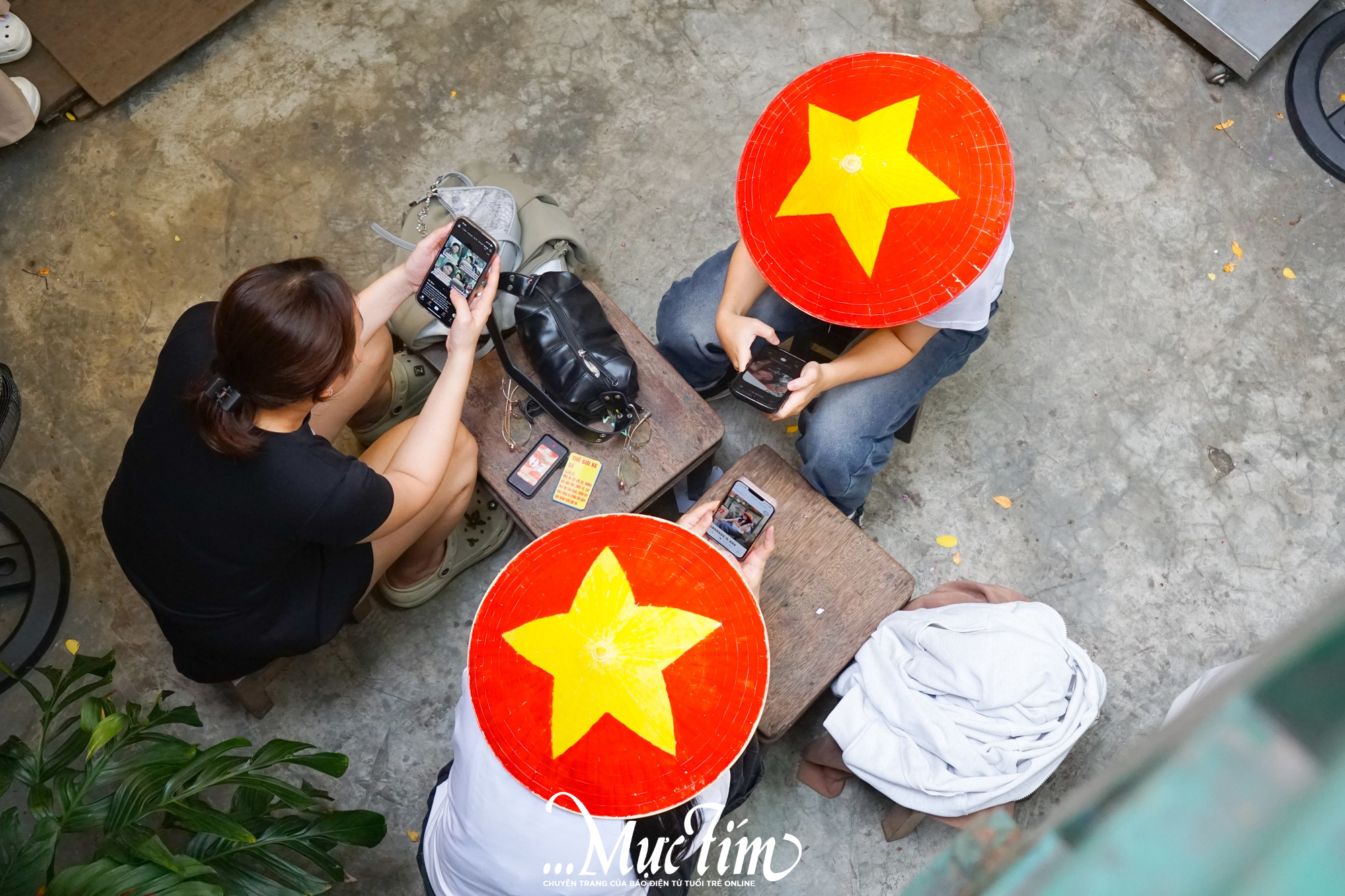 Giới trẻ nô nức đến quán cà phê check-in cùng cờ đỏ sao vàng mừng lễ 2-9 - Ảnh 3.