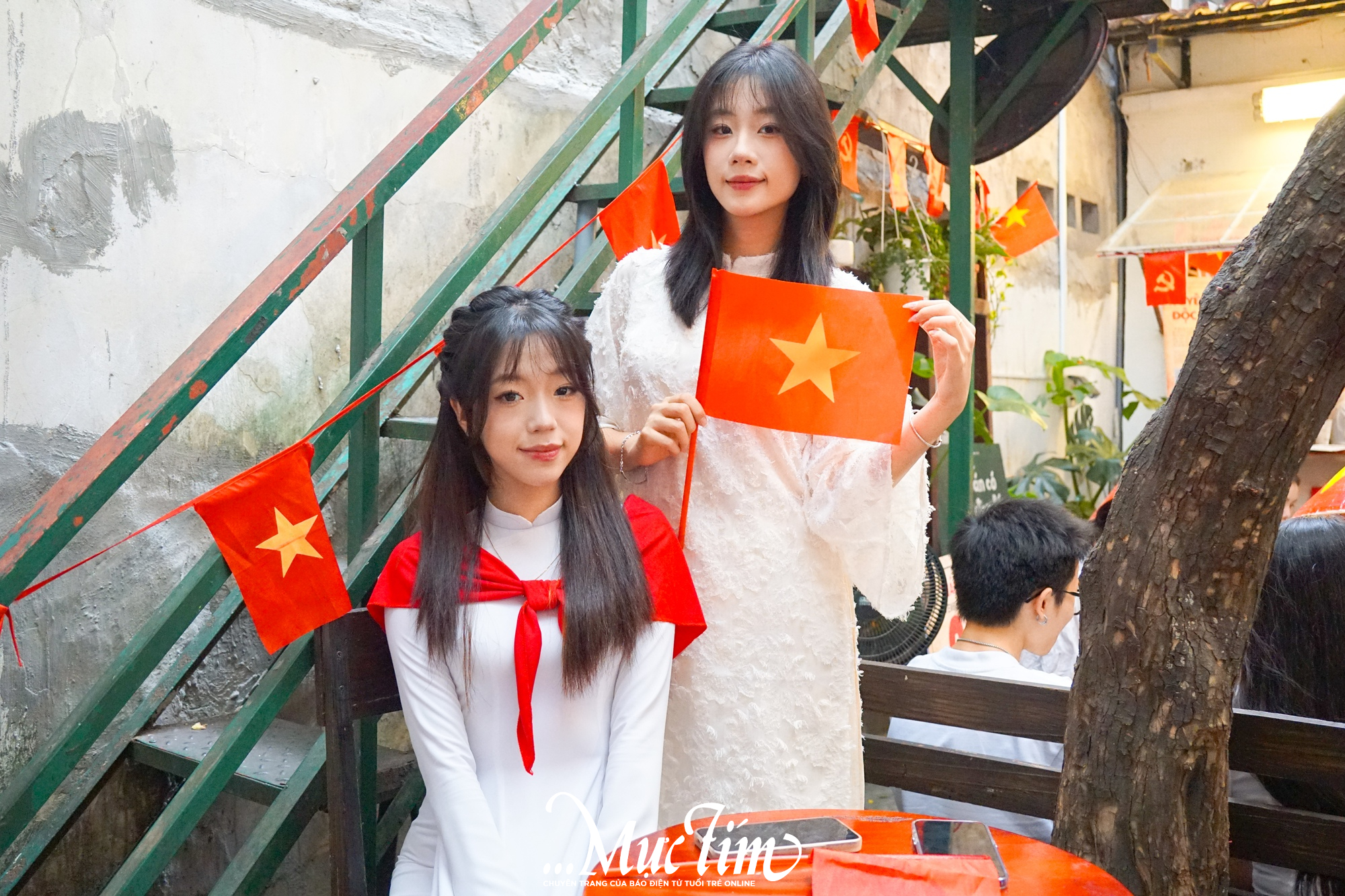 Giới trẻ nô nức đến quán cà phê check-in cùng cờ đỏ sao vàng mừng lễ 2-9 - Ảnh 4.