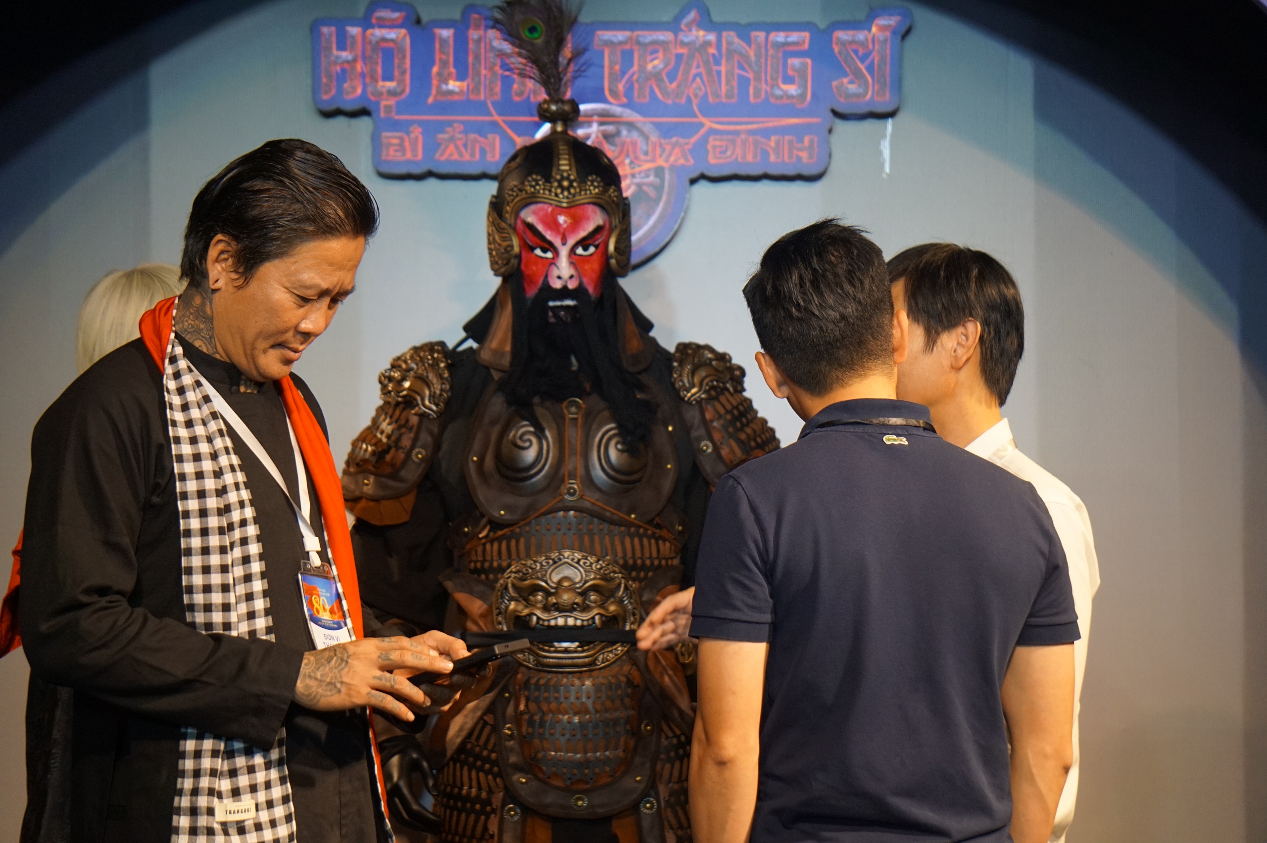 สกุลเงินแรกของเวียดนาม เครื่องแต่งกายโบราณจากราชวงศ์ดิงห์ ดึงดูดความสนใจในงานนิทรรศการความสำเร็จแห่งชาติ - ภาพที่ 4 Triển lãm thành tựu đất nước - Ảnh 4.