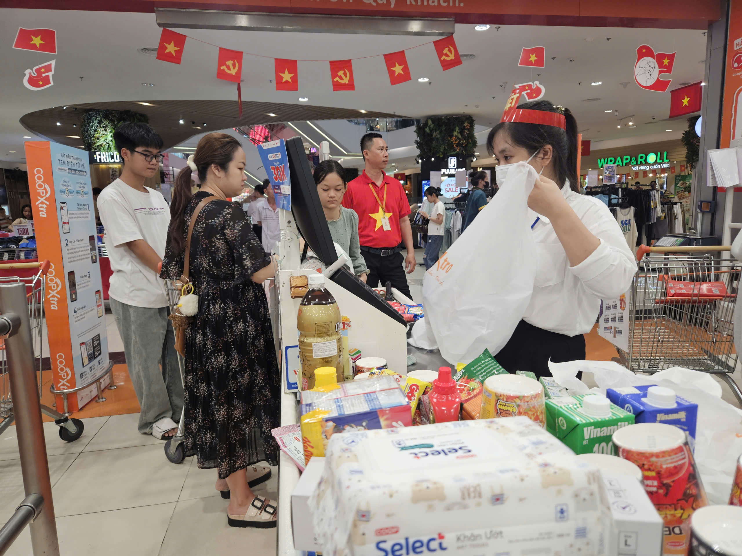 Hàng khuyến mãi hút khách, nhiều điểm vui chơi, mua sắm kỳ vọng 'bùng nổ' vào ngày 2-9 - Ảnh 2.