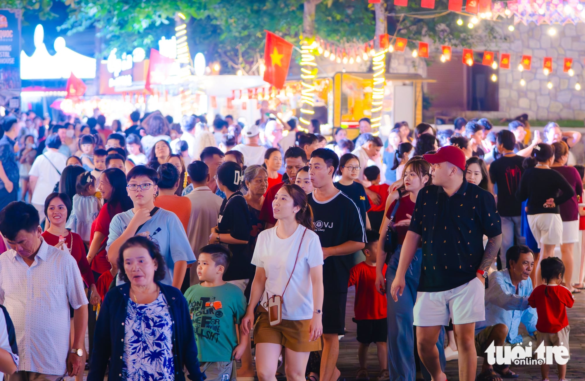 Tourists flock to An Giang’s sugar palm fields, historic caves during National Day holiday- Ảnh 2. Tourists flock to An Giang’s sugar palm fields, historic caves during National Day holiday- Ảnh 2.