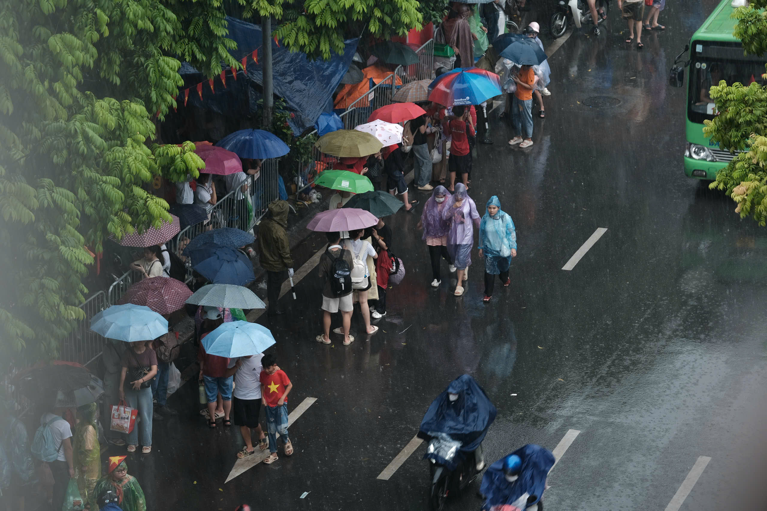 Thời tiết hôm nay 9-9: Nam Bộ mưa giảm nhưng còn mưa to, Bắc Bộ mưa rất to - Ảnh 1.
