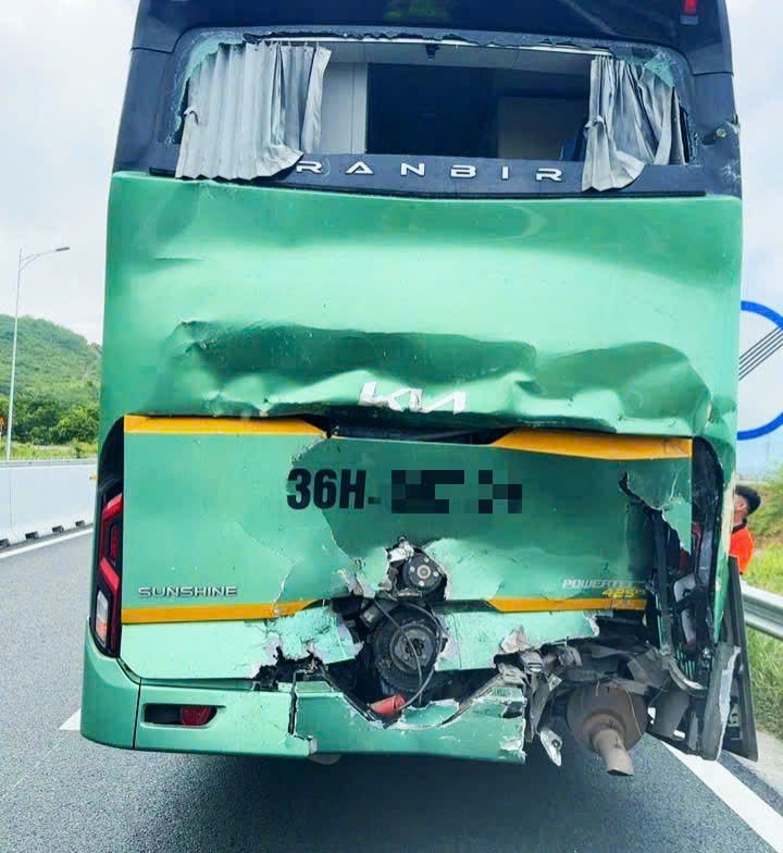 Không chú ý quan sát, xe tải tông vào đuôi xe khách trên cao tốc Vân Phong - Nha Trang - Ảnh 1. cao tốc - Ảnh 1.