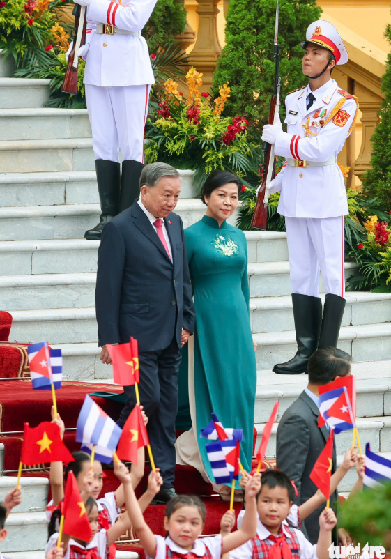 Vietnam Party chief hosts welcome ceremony for Cuban President Miguel Díaz-Canel  - Ảnh 3.