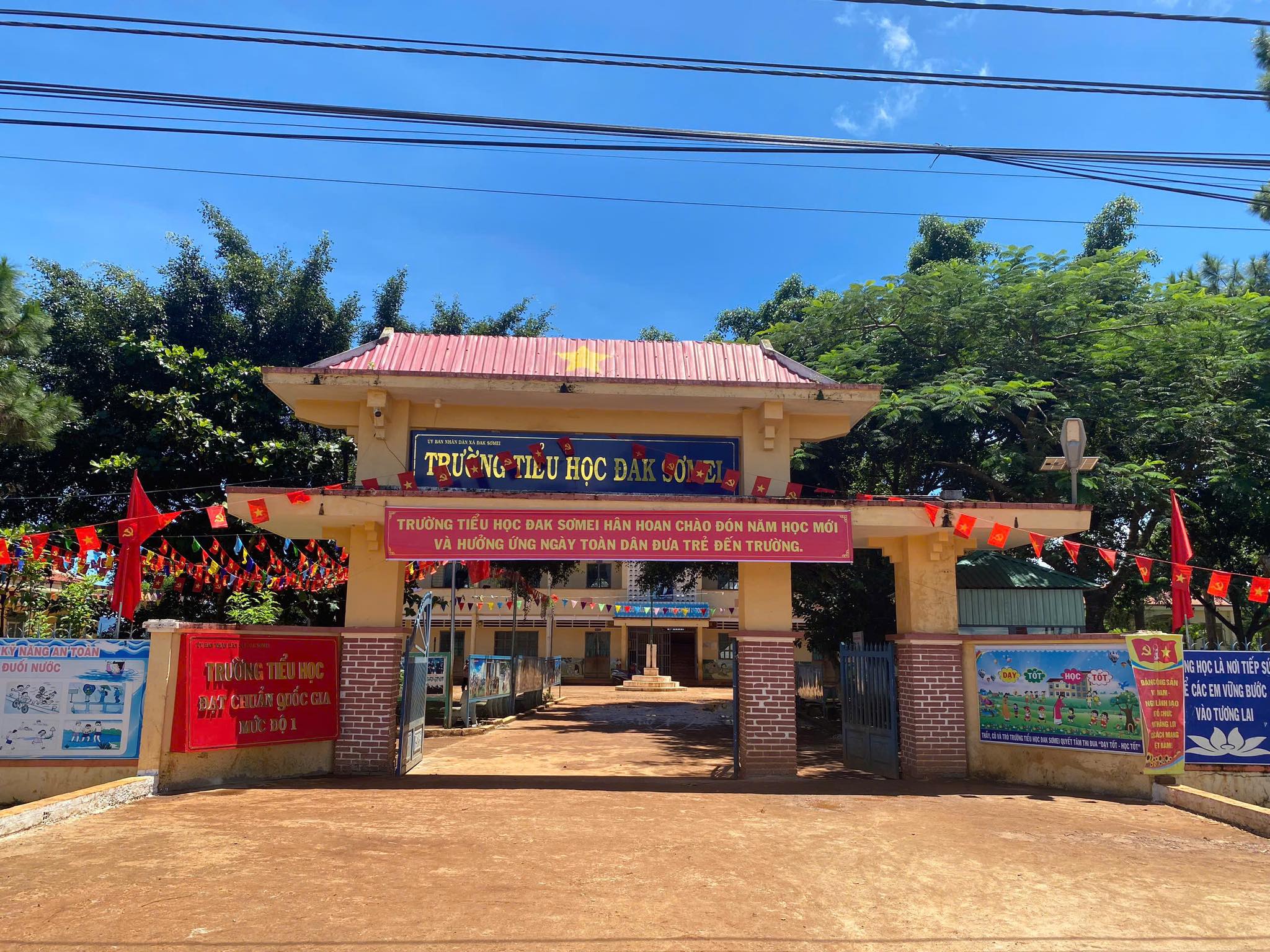Học trò thiếu sách, thầy hiệu trưởng lên mạng 'xin' ngay 300 bộ- Ảnh 1.