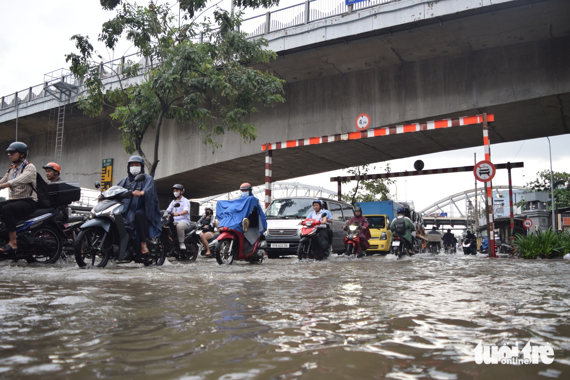 High tide, heavy rain flood Ho Chi Minh City streets at rush hour- Ảnh 1. High tide, heavy rain flood Ho Chi Minh City streets at rush hour- Ảnh 1.