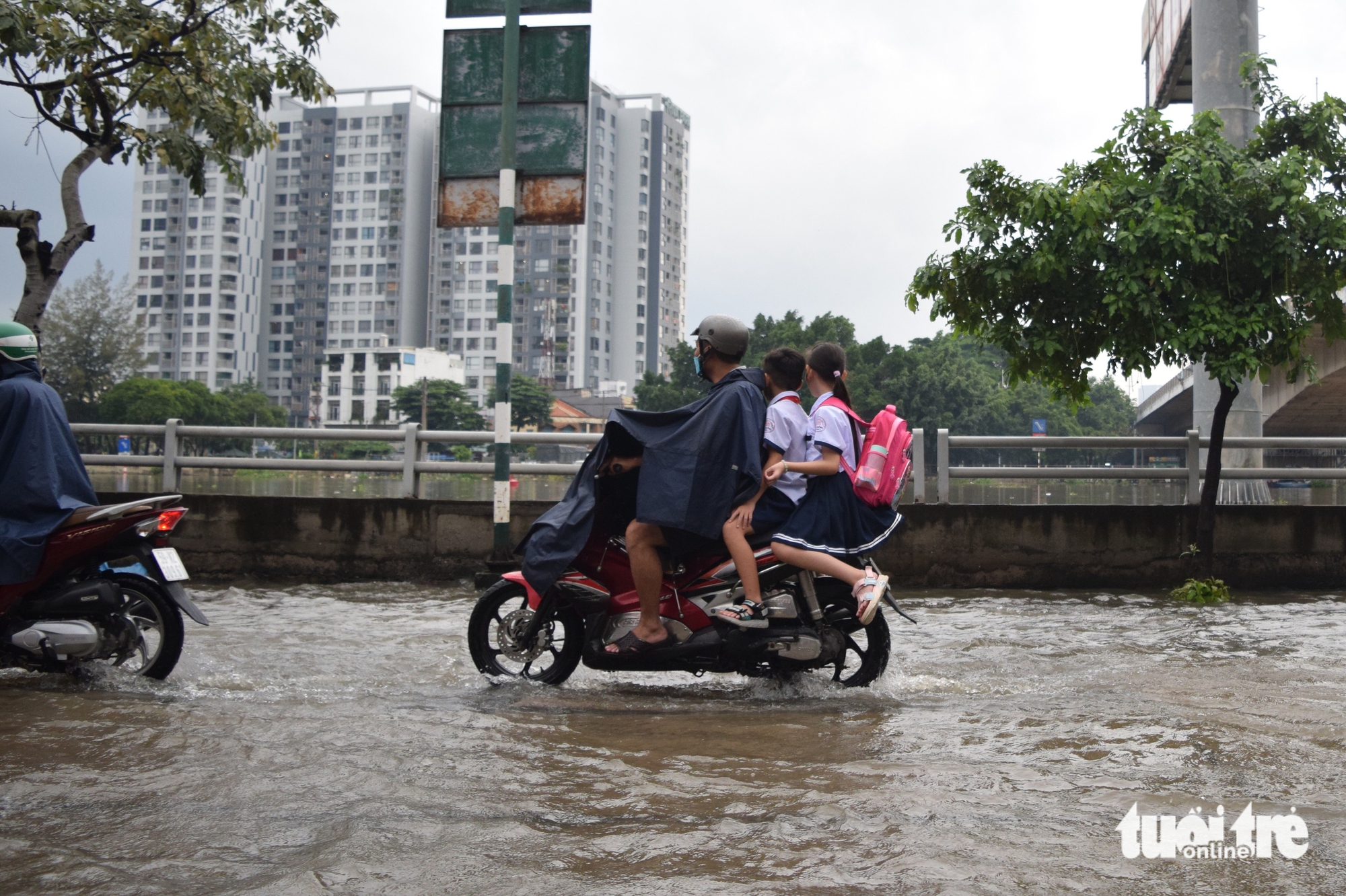 High tide, heavy rain flood Ho Chi Minh City streets at rush hour- Ảnh 9. High tide, heavy rain flood Ho Chi Minh City streets at rush hour- Ảnh 9.