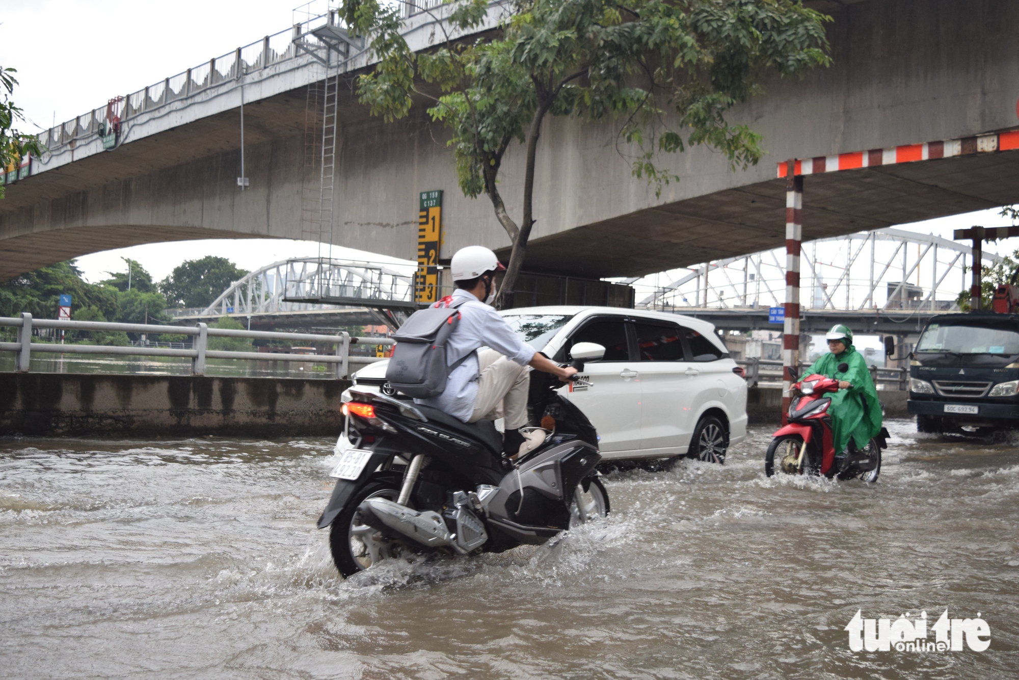 High tide, heavy rain flood Ho Chi Minh City streets at rush hour- Ảnh 7. High tide, heavy rain flood Ho Chi Minh City streets at rush hour- Ảnh 7.