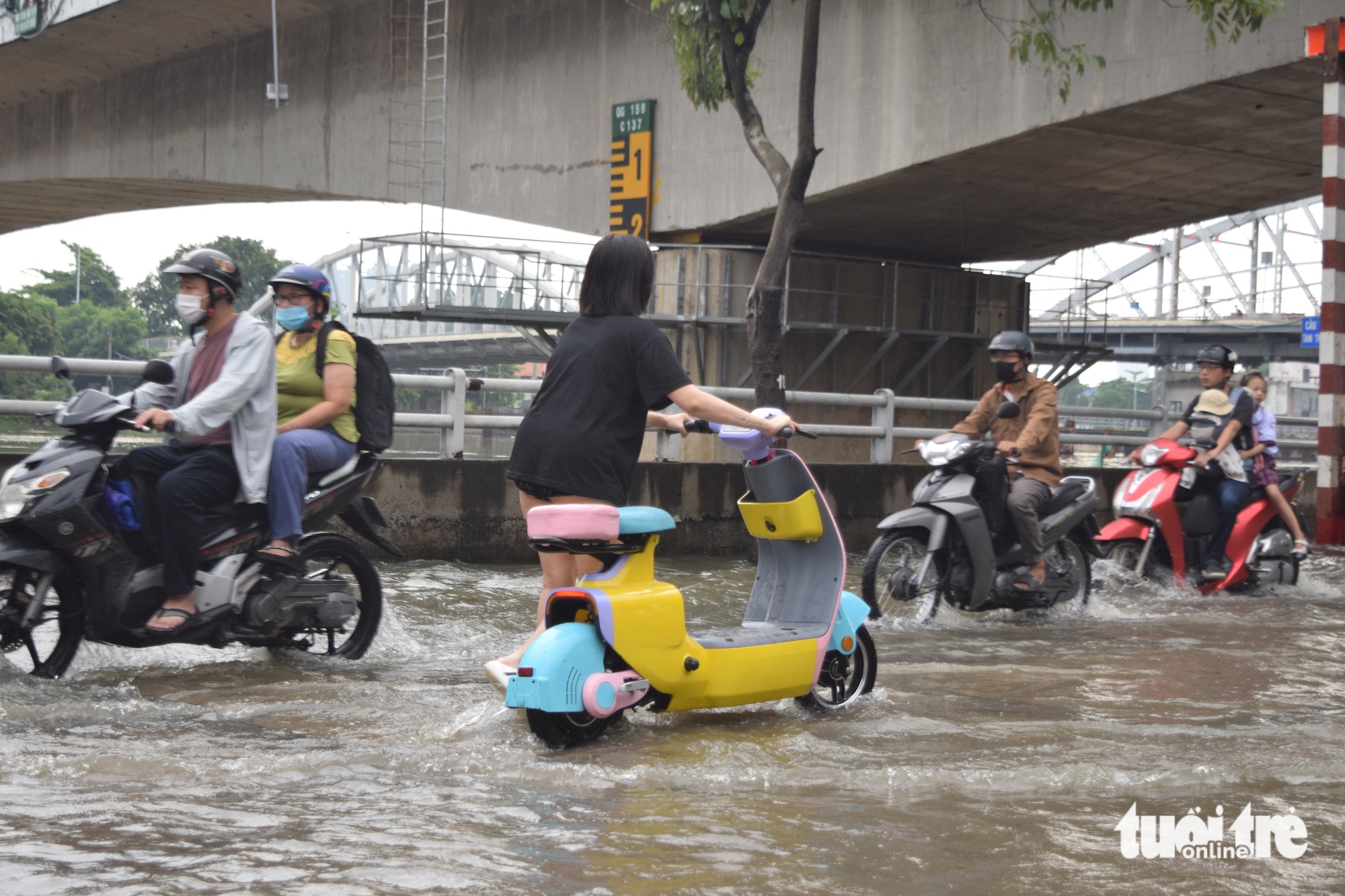 High tide, heavy rain flood Ho Chi Minh City streets at rush hour- Ảnh 6. High tide, heavy rain flood Ho Chi Minh City streets at rush hour- Ảnh 6.
