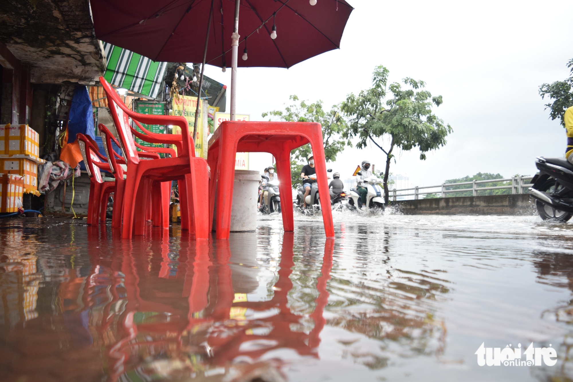 High tide, heavy rain flood Ho Chi Minh City streets at rush hour- Ảnh 4. High tide, heavy rain flood Ho Chi Minh City streets at rush hour- Ảnh 4.