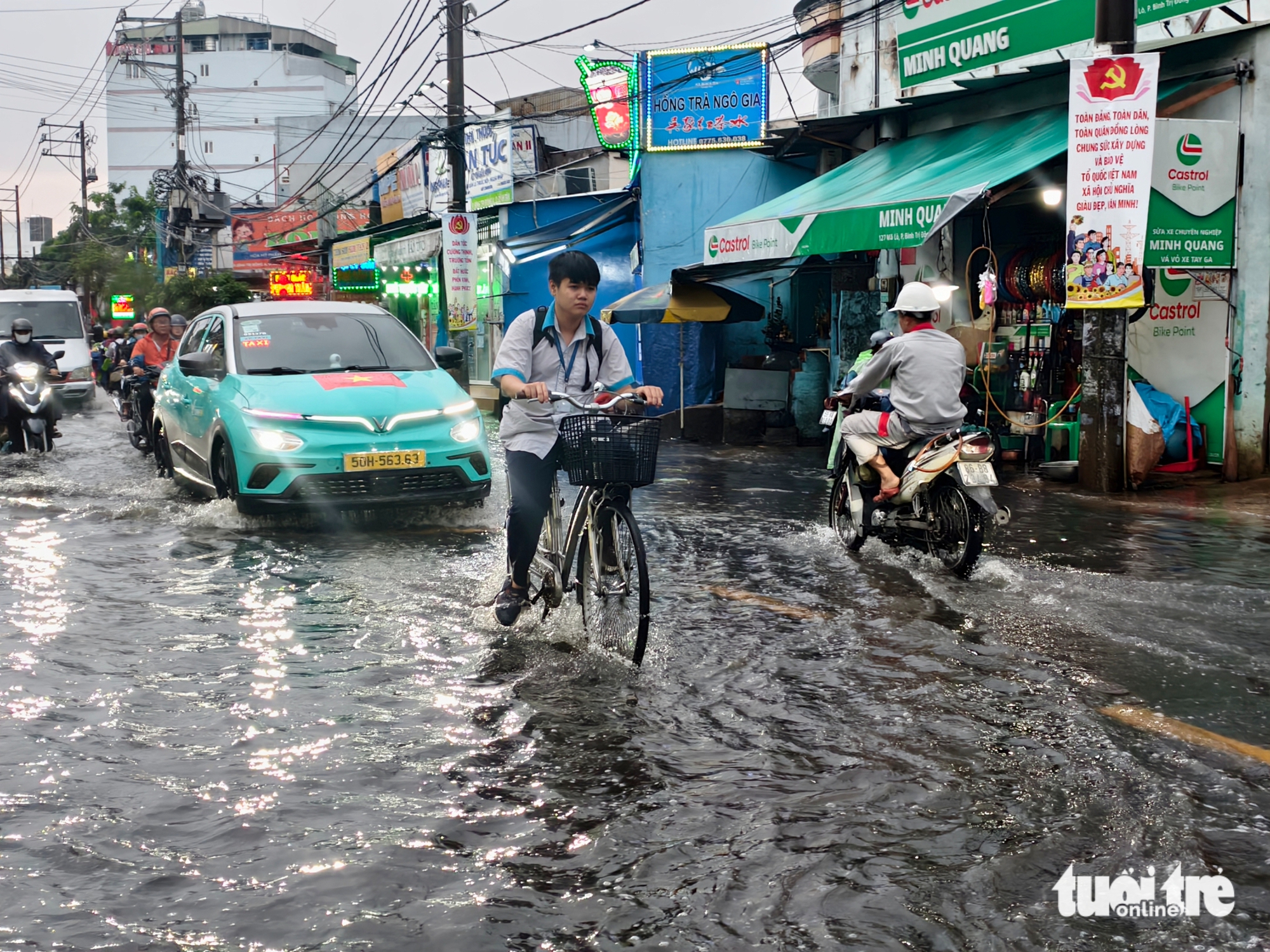 High tide, heavy rain flood Ho Chi Minh City streets at rush hour- Ảnh 11. High tide, heavy rain flood Ho Chi Minh City streets at rush hour- Ảnh 11.
