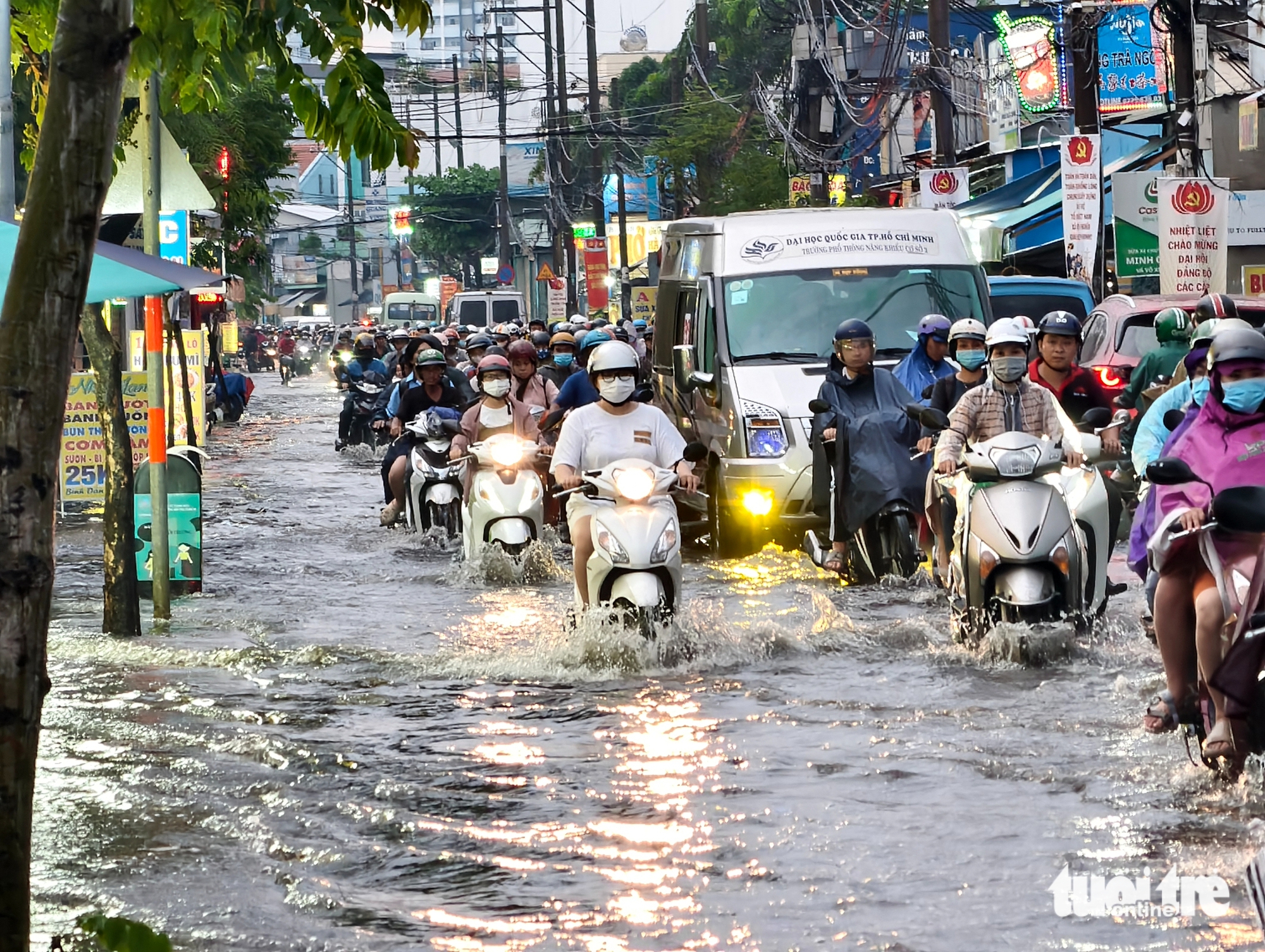 High tide, heavy rain flood Ho Chi Minh City streets at rush hour- Ảnh 10. High tide, heavy rain flood Ho Chi Minh City streets at rush hour- Ảnh 10.