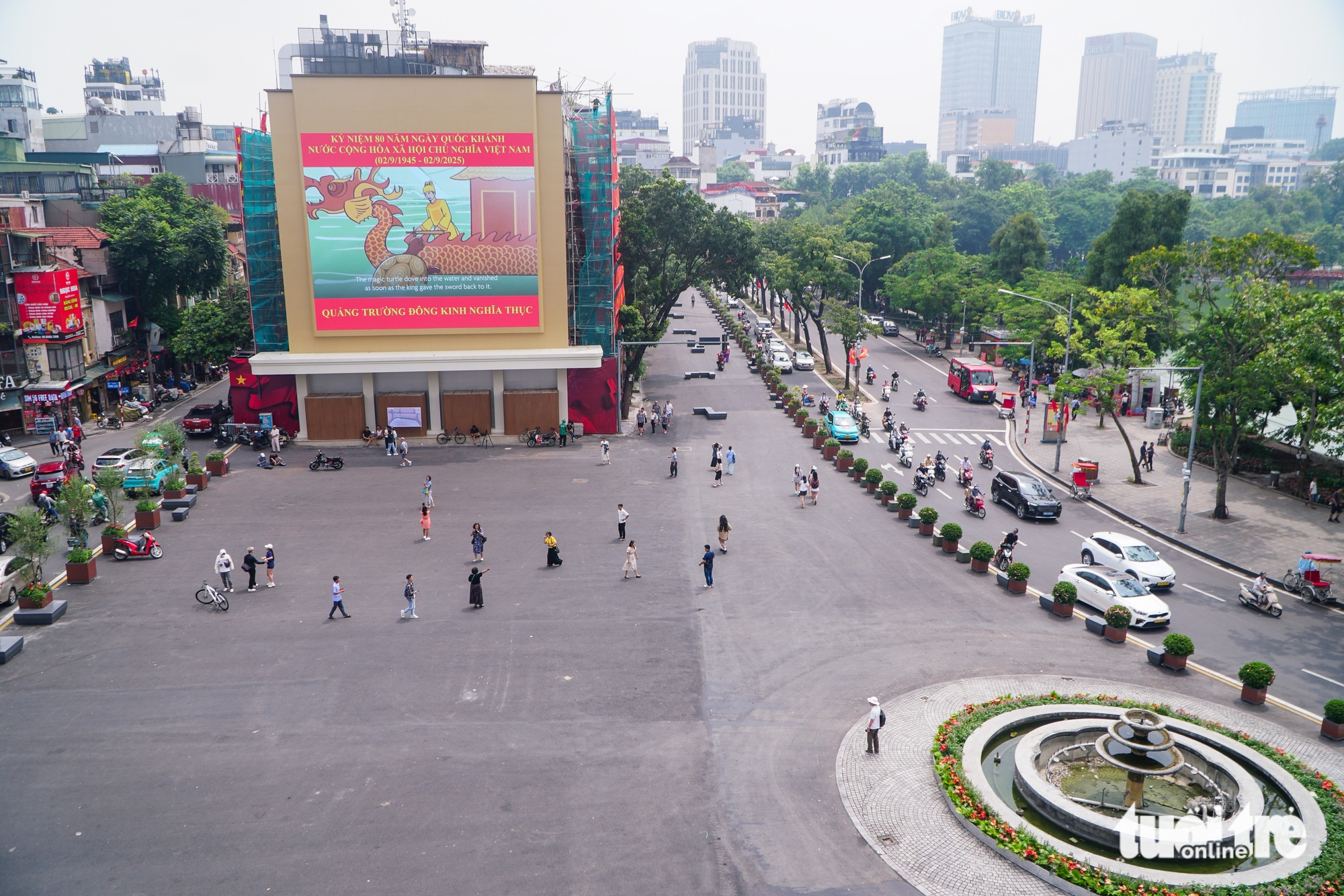 Ngắm quảng trường Đông Kinh Nghĩa Thục vừa hoàn thành chỉnh trang phân kỳ 1 - Ảnh 1.